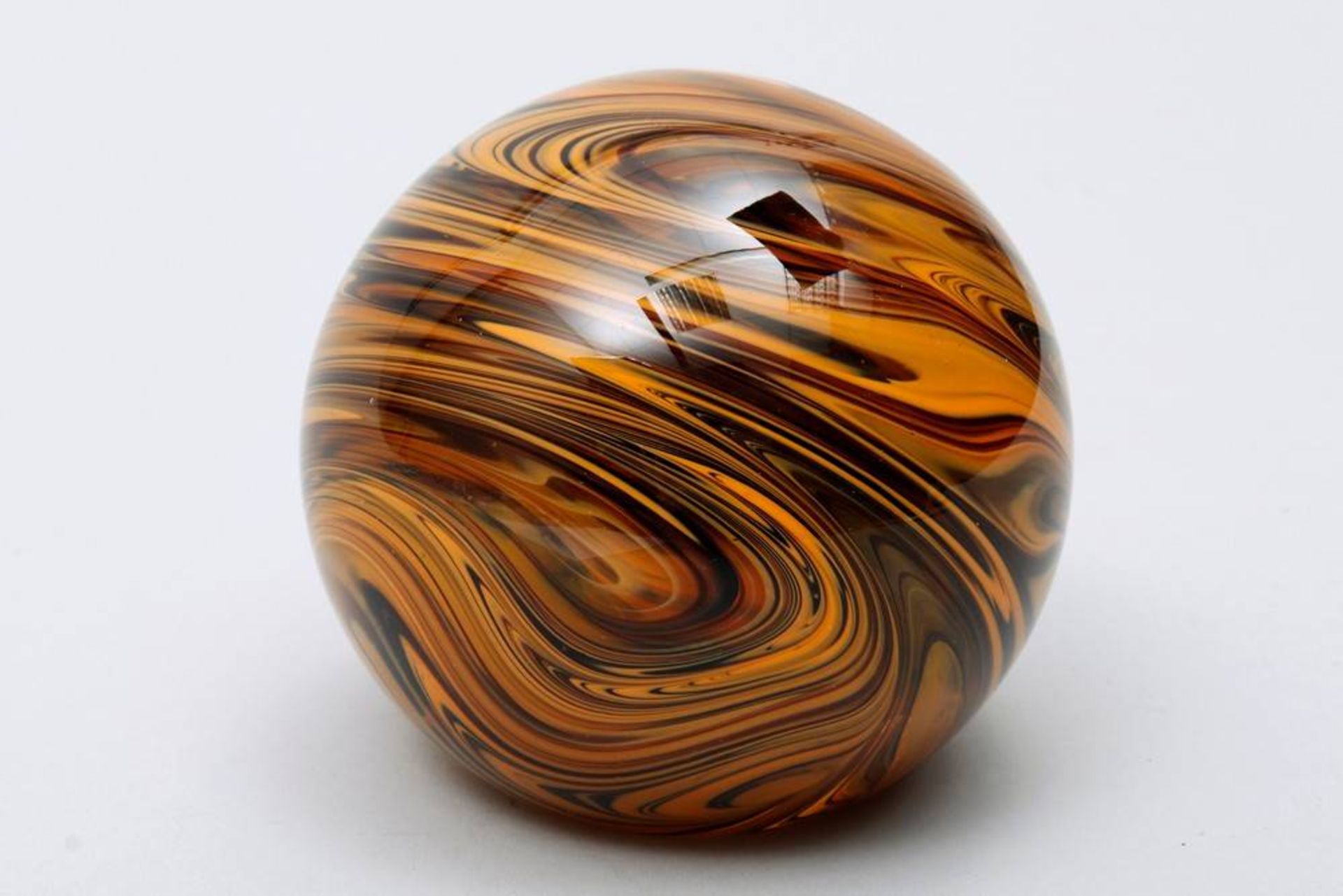 Paperweightca. 1960s, orange and brown inclusions, globe shaped, Heinz Glas - Kleintettau, makers - Bild 3 aus 3