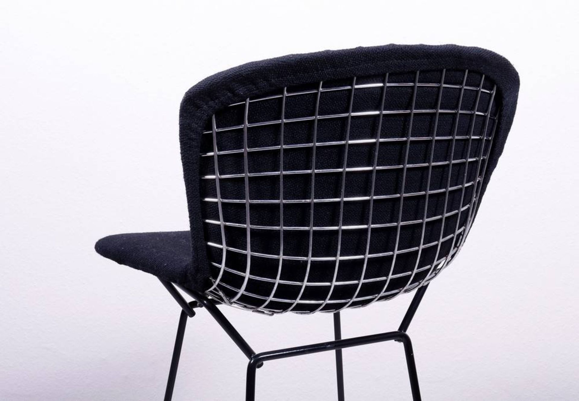 4 Barstools design Harry Bertoia, poss. manufacture by Knoll, 20th C., black metalframe, seat - Bild 4 aus 4