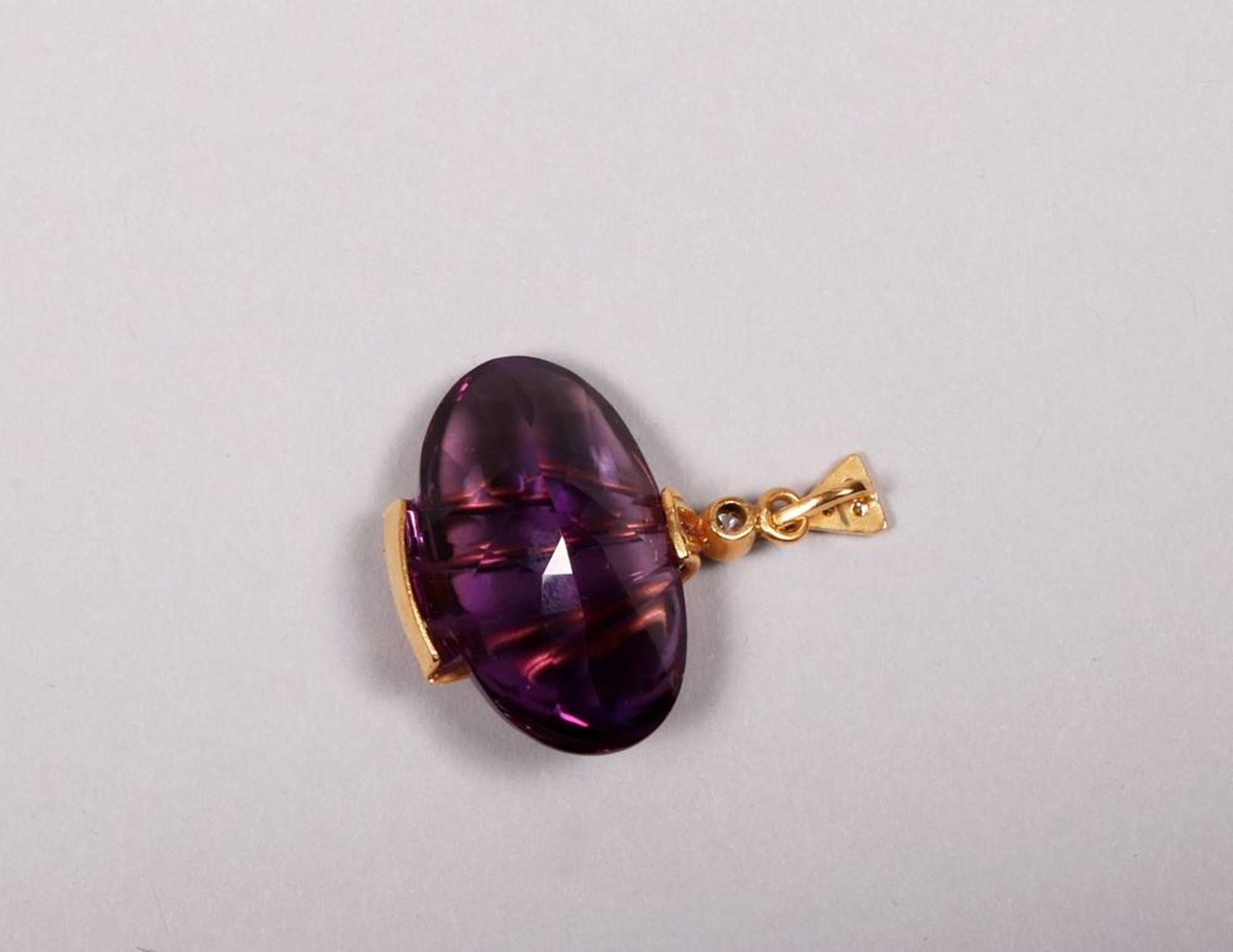 Pendant750 gold, ovaler, set with facetted amethyst and 2 brilliant cut diamonds and 2 diamonds 8/ - Bild 2 aus 2
