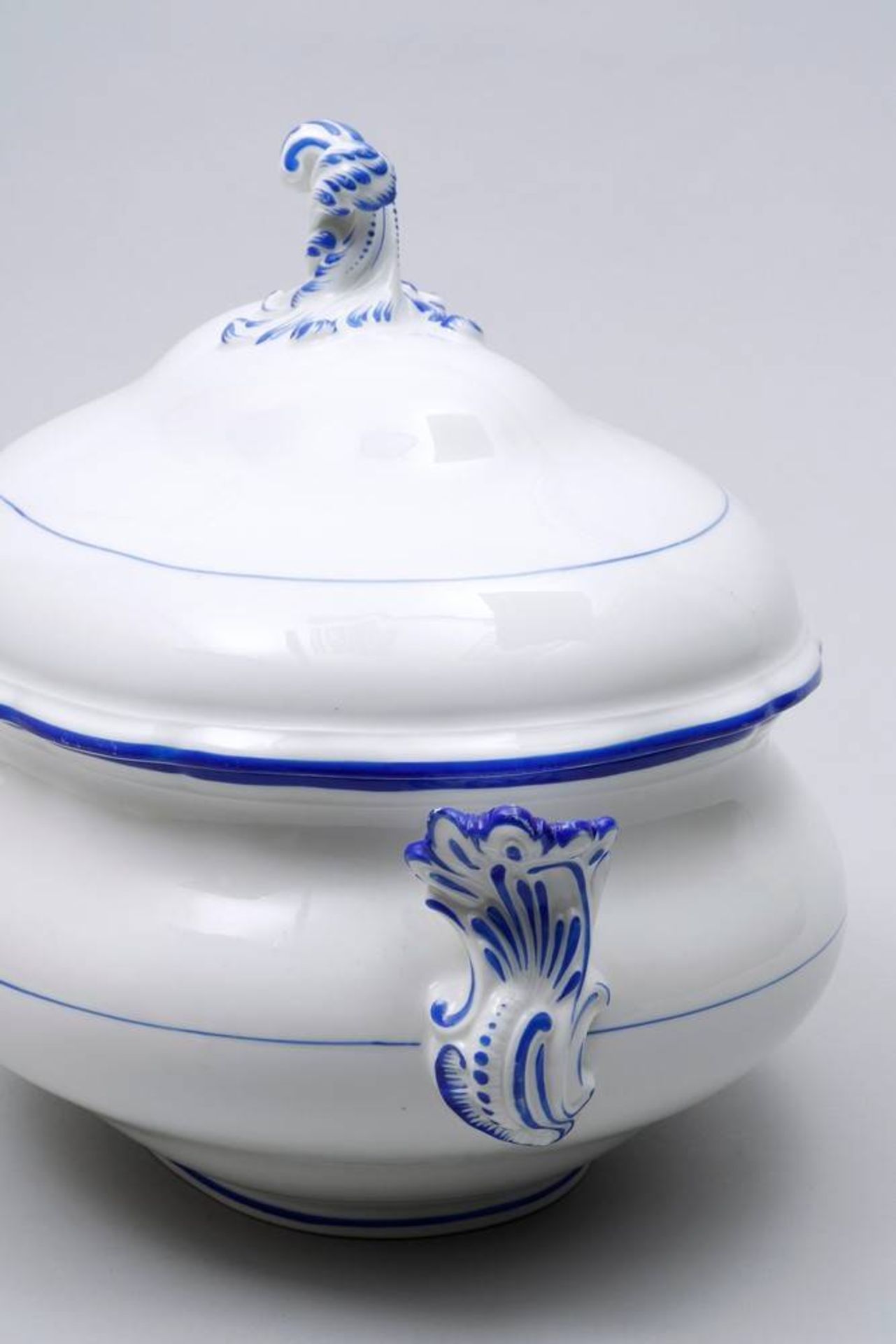 Large terrine Meissen, 20th C., form "Neuer Ausschnitt", cobalt blue details, swordmarks, 2 - Bild 3 aus 5