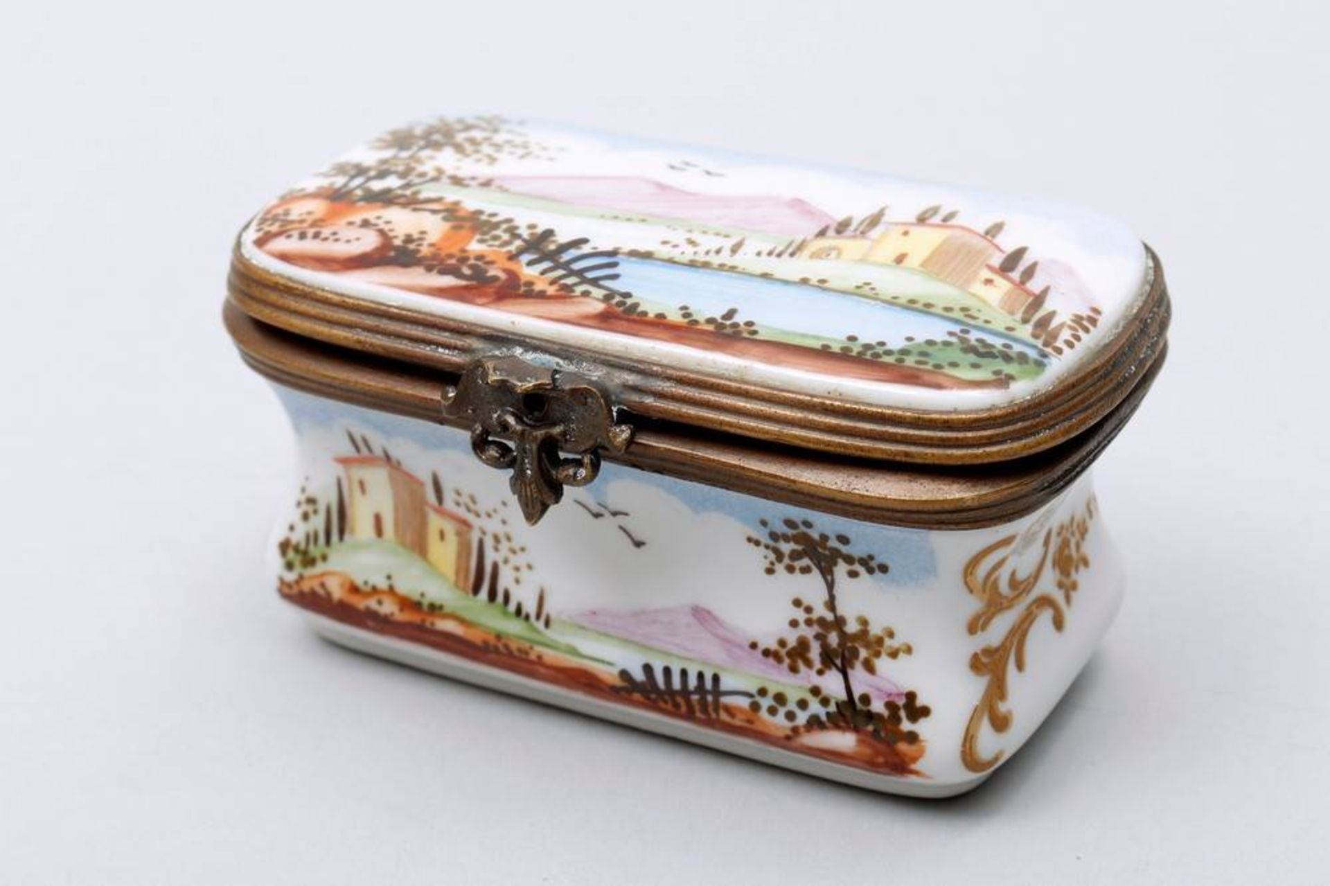 Snuff box poss. Samson, Paris, 19th C., porcelain, painted in colours with landscape and