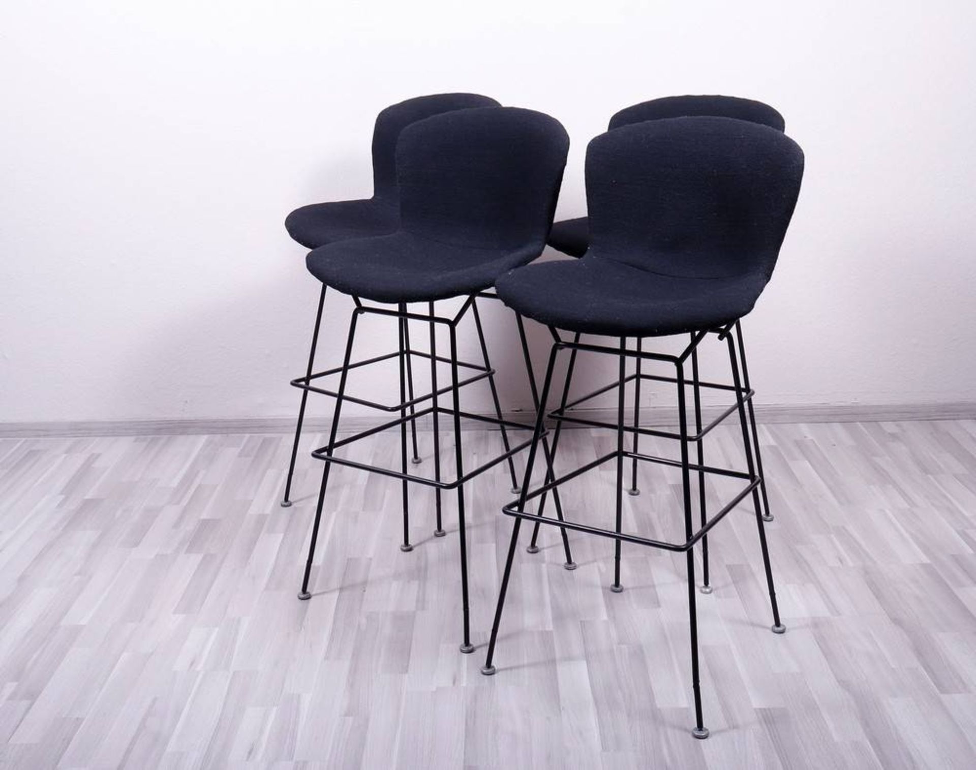 4 Barstools design Harry Bertoia, poss. manufacture by Knoll, 20th C., black metalframe, seat - Bild 2 aus 4