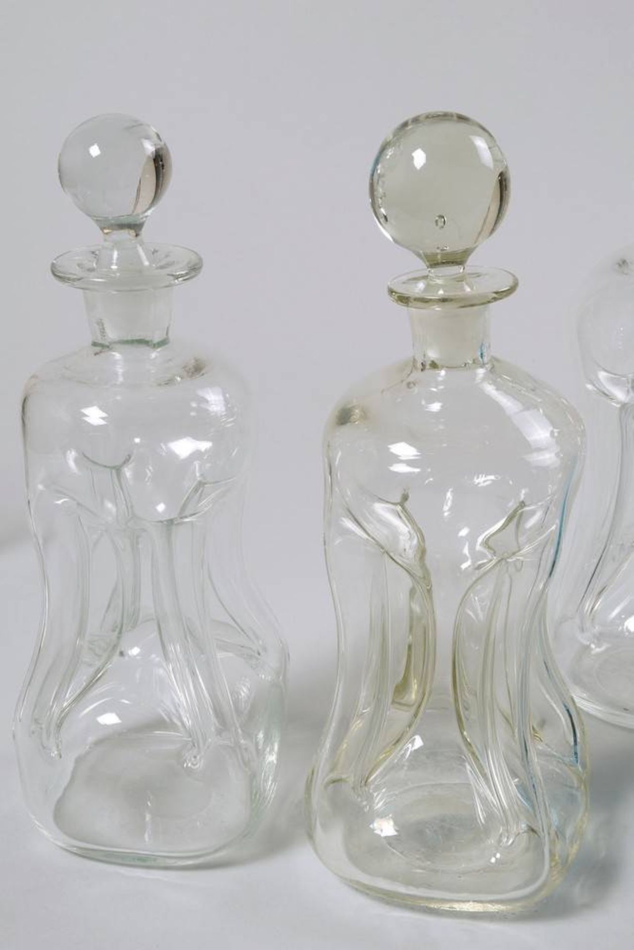 Collection of Decanters 6 pieces, Scandinavia, 20th C., clear and blue glass, H: 21-29cm, 1 - Bild 3 aus 4