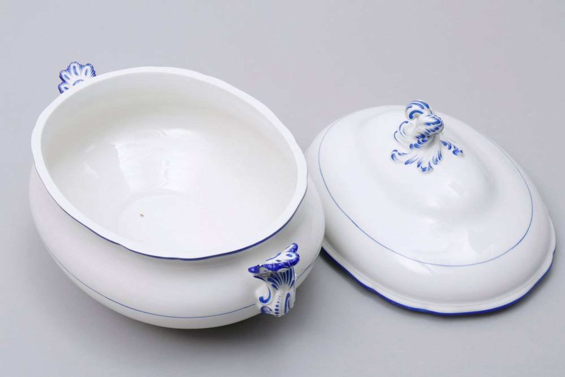 Large terrine Meissen, 20th C., form "Neuer Ausschnitt", cobalt blue details, swordmarks, 2 - Bild 4 aus 5