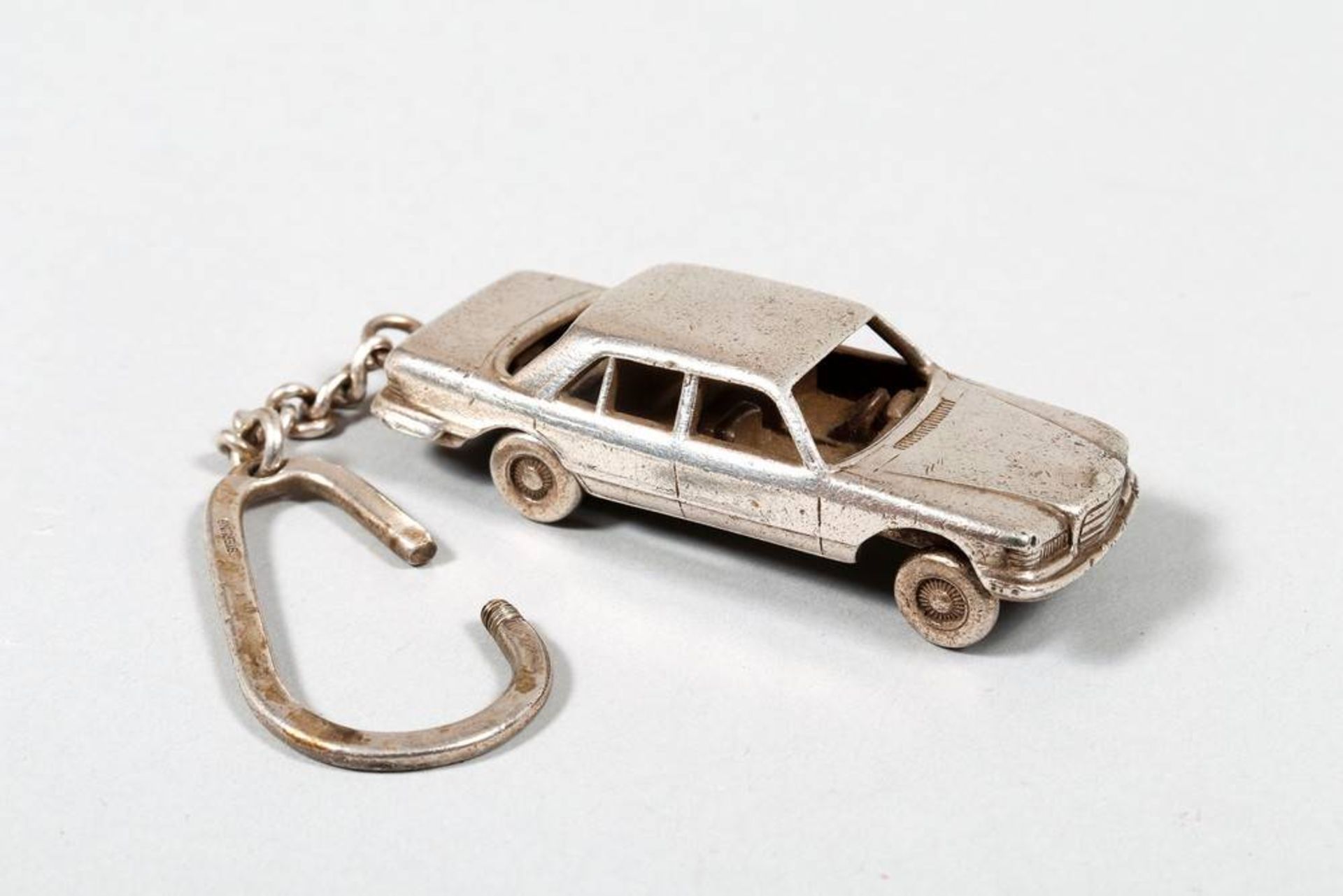 Mercedes-key fob silver, 925, model of a Mercedes W123 on chain, ca. 36g, L: 11,5cm in total,