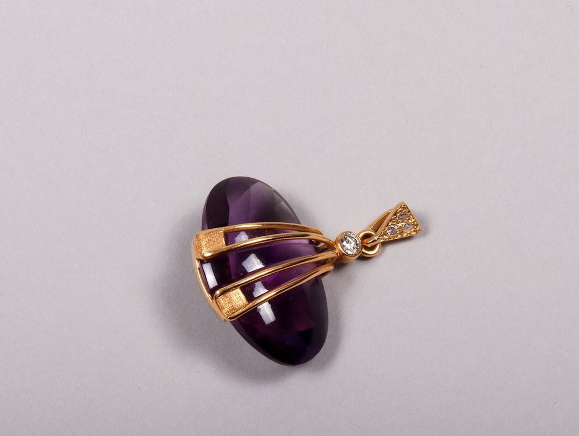 Pendant750 gold, ovaler, set with facetted amethyst and 2 brilliant cut diamonds and 2 diamonds 8/