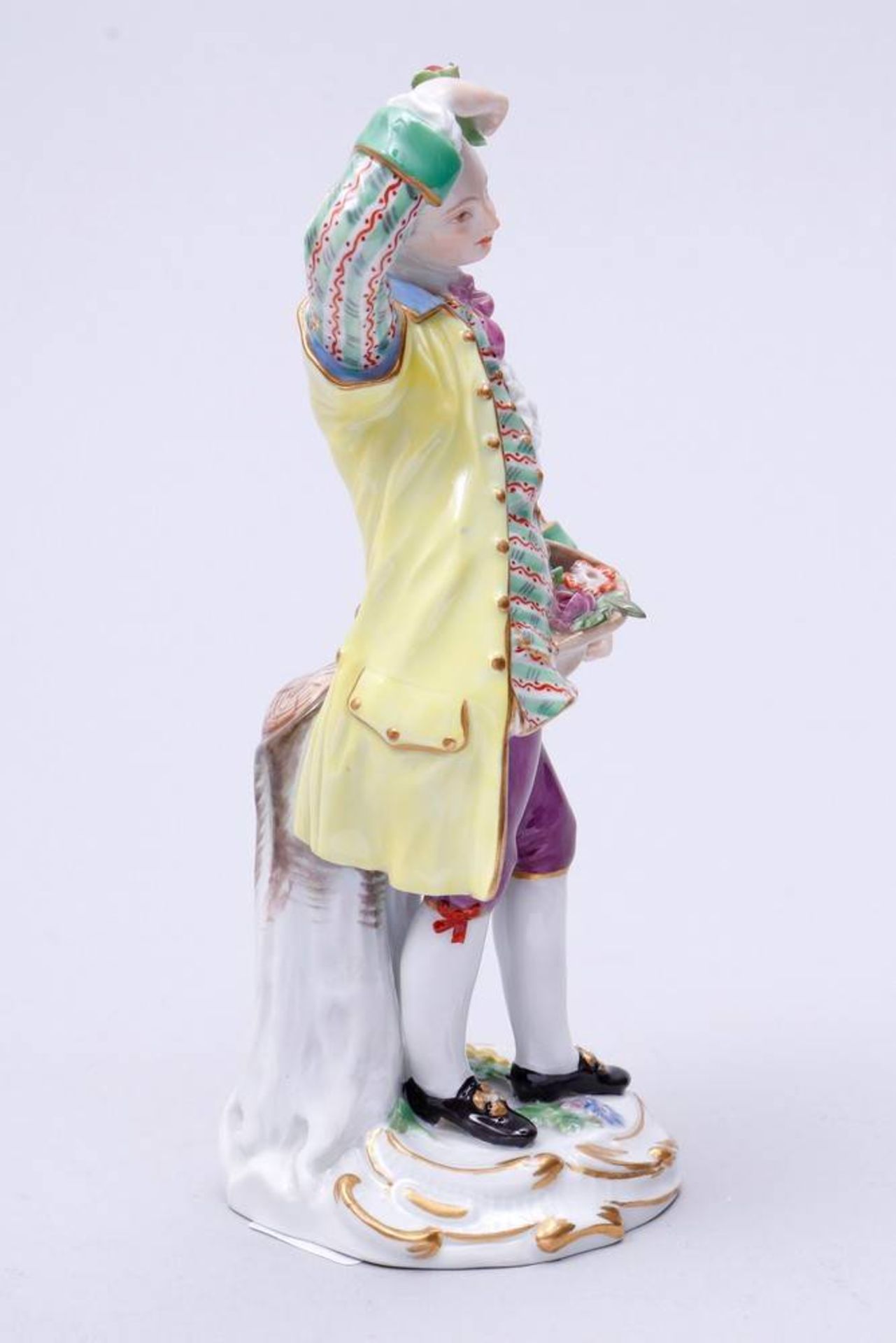 Gardener Meissen, 2nd half 20th C., design Michel Victor Acier, standing man, holding a hat with - Bild 3 aus 7