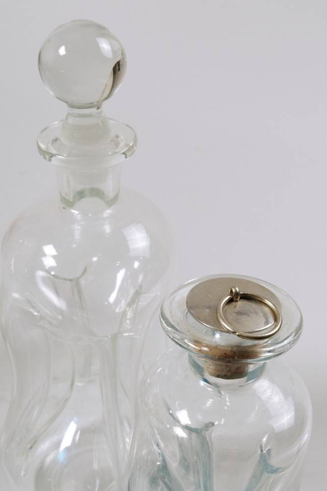 Collection of Decanters 6 pieces, Scandinavia, 20th C., clear and blue glass, H: 21-29cm, 1 - Bild 4 aus 4