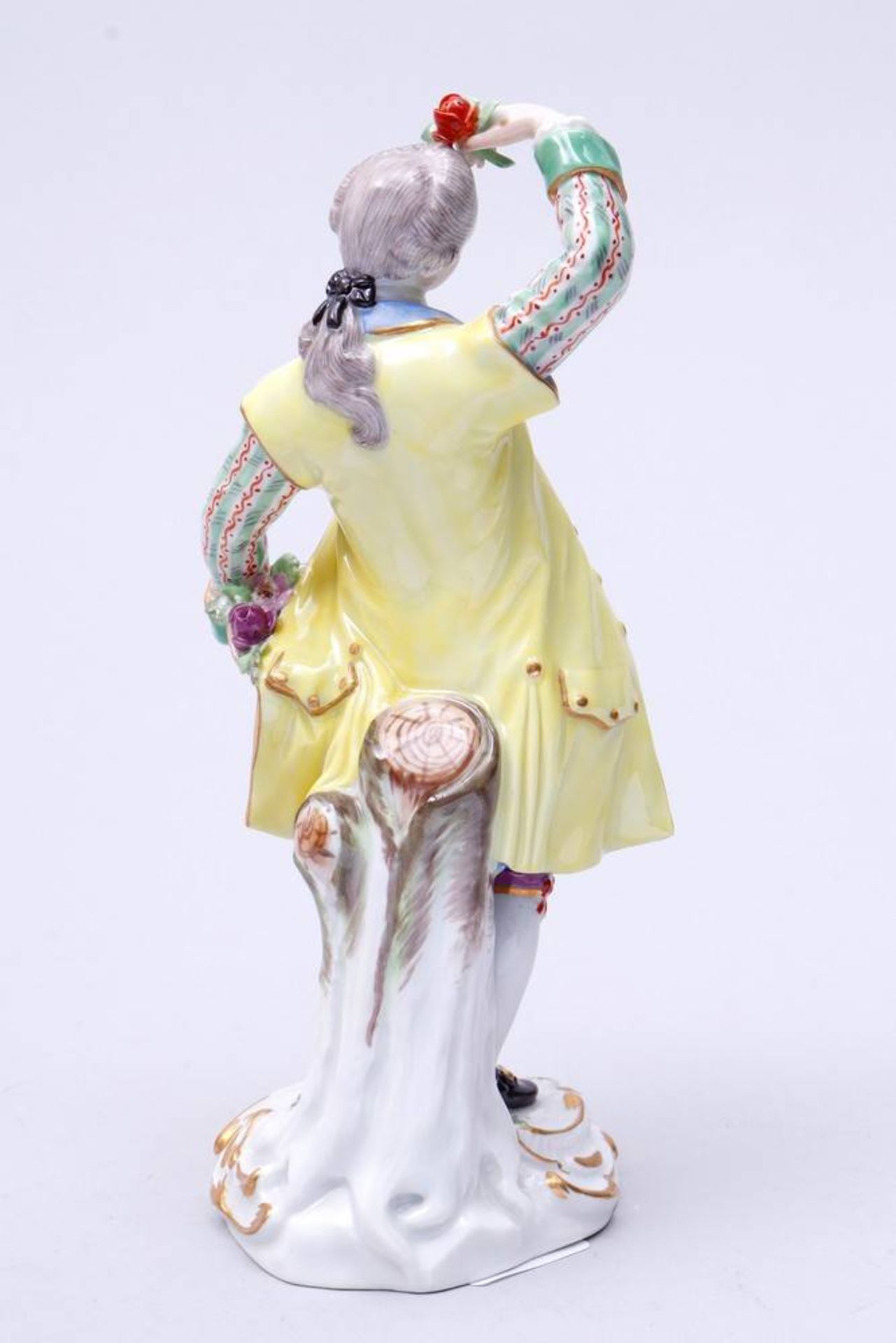 Gardener Meissen, 2nd half 20th C., design Michel Victor Acier, standing man, holding a hat with - Bild 2 aus 7