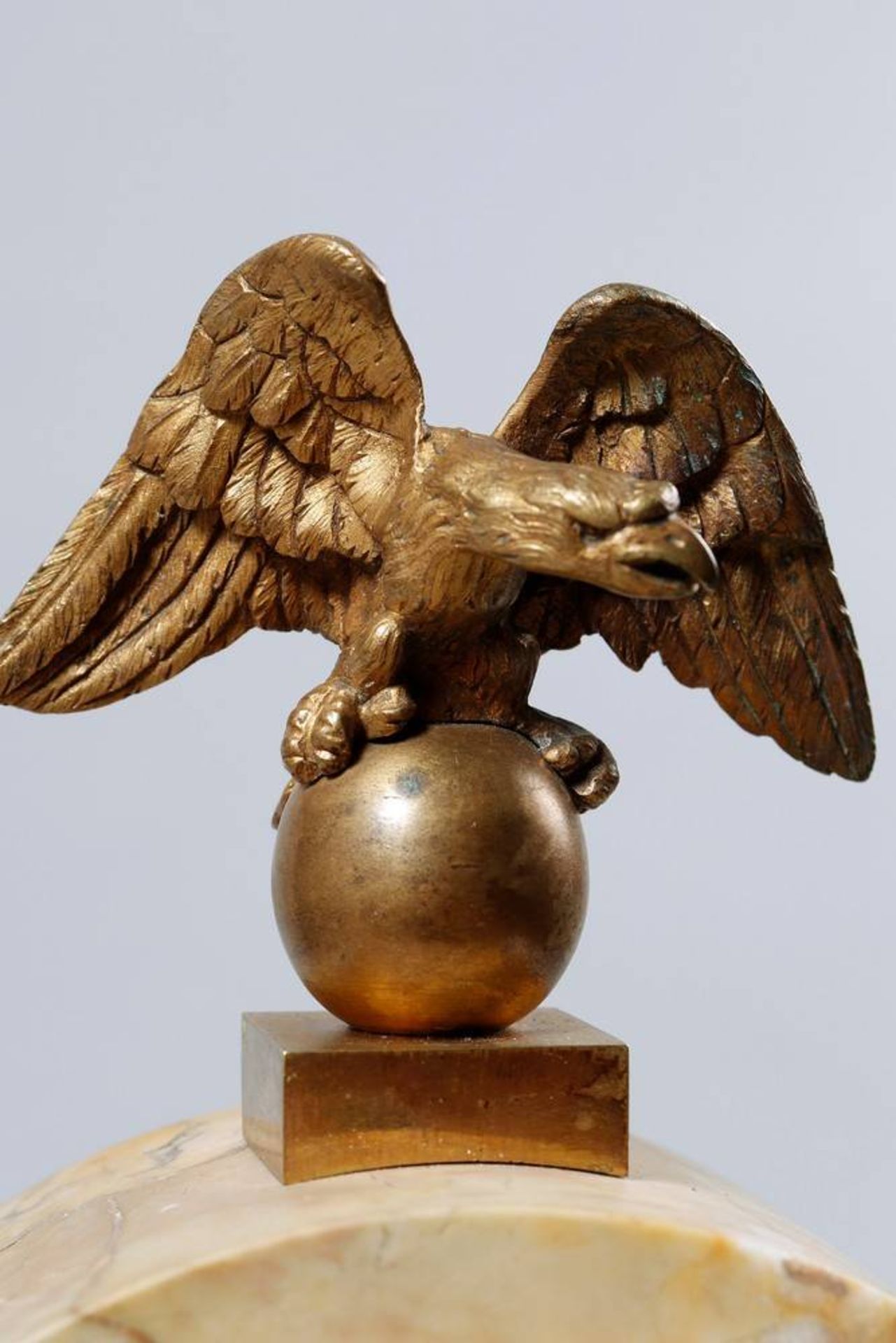 Empire-Pendule wohl Frankreich, 19.Jh., Marmor-Korpus mit Feston- und Figurendekor, - Bild 4 aus 8