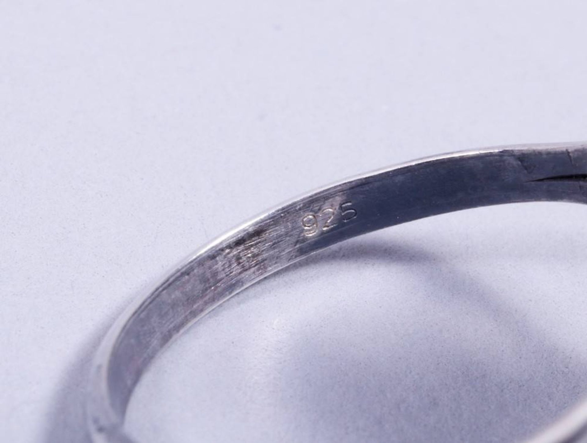 Jugendstil-Ring 925er Silber, wohl England, um 1900, schlanke Schiene, blattförmiger Ringkopf mit - Bild 4 aus 5