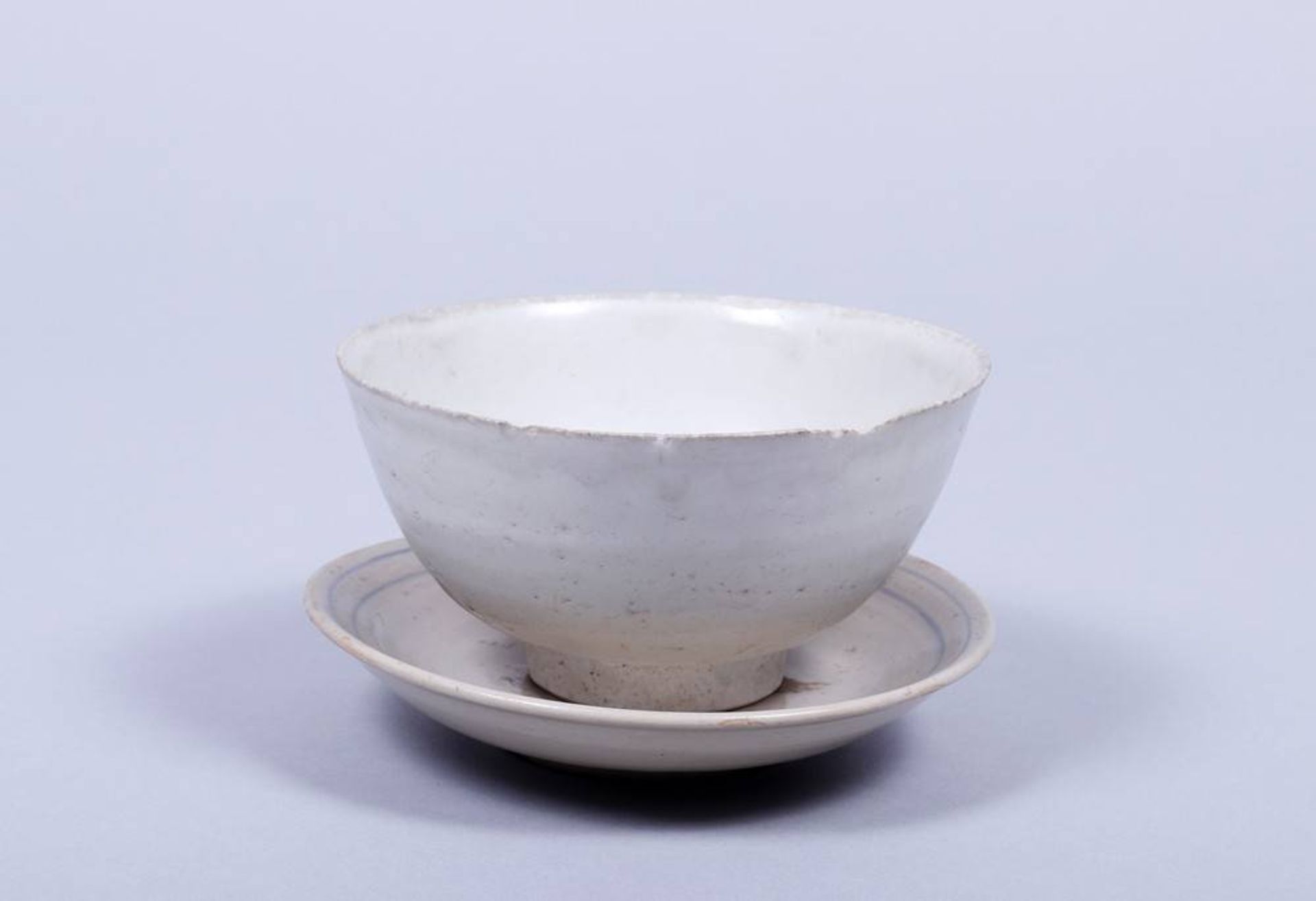 Kleine Schale und Teller, China, Ming-Zeit (1368-1644) sog. Minyao-Ware, cremefarben glasiert,