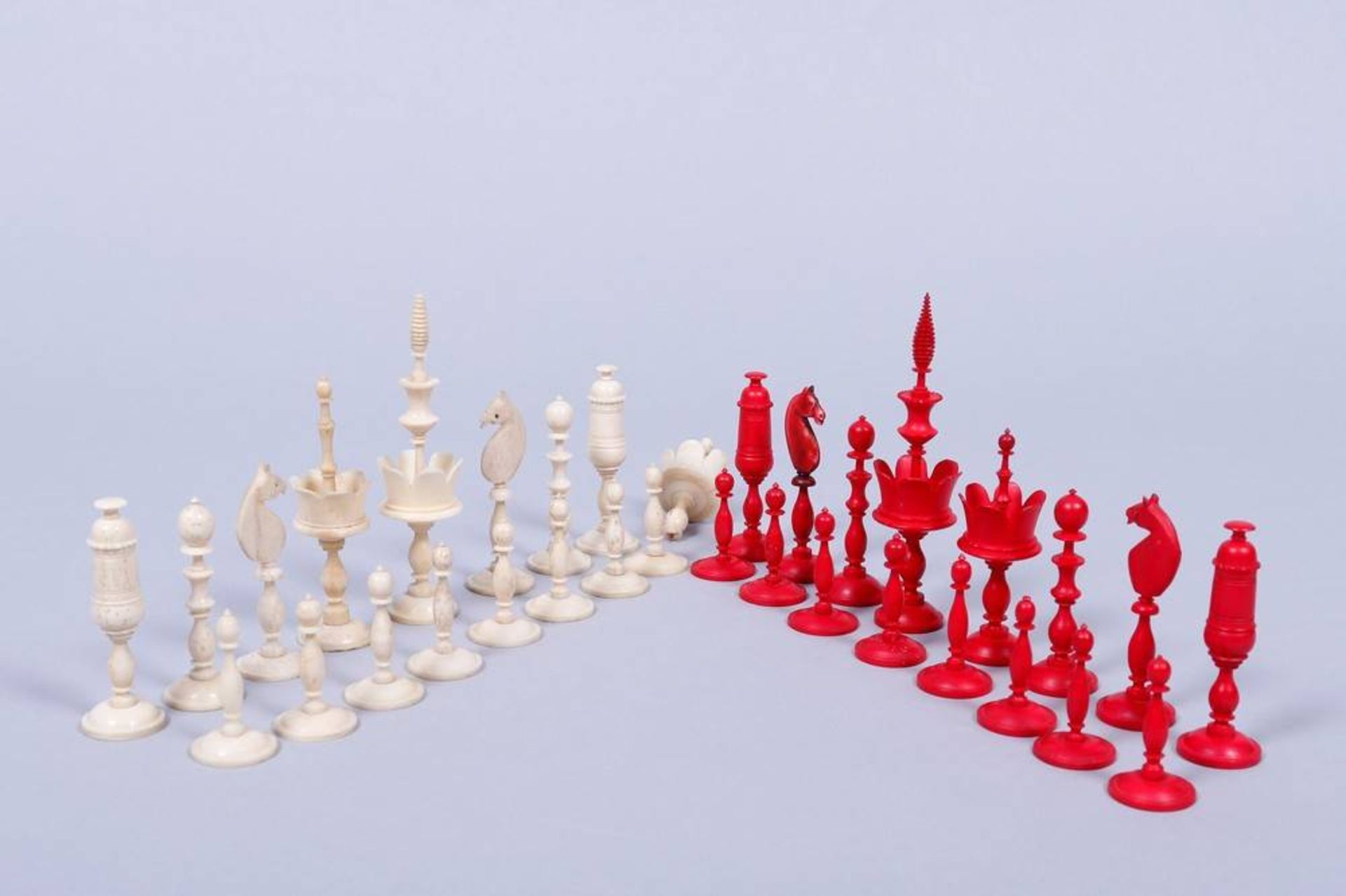 Schachfiguren, wohl Nürnberg, 19.Jh. Einkorbsatz, Elfenbein, partiell rot gefärbt, H 3,5-9,5cm, 1