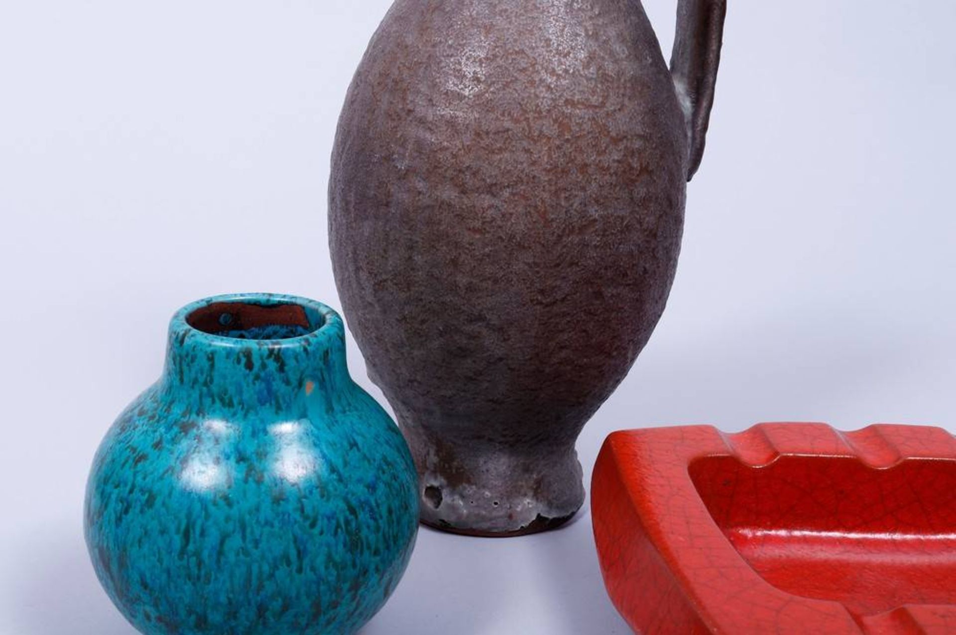 Kleines Konvolut Keramik, Karlsruher Majolika, um 1960 bestehend aus 1 Krug und 1 Vase, Entwurf - Image 2 of 6