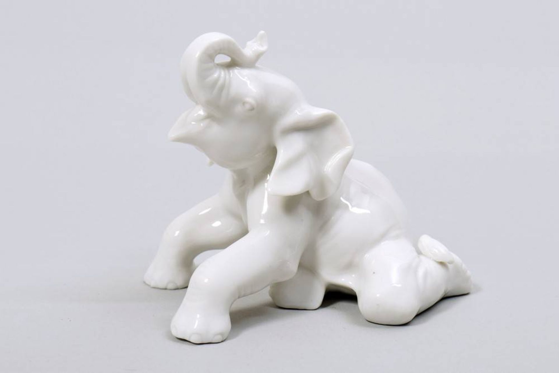 Hockender Elefant, Allach1933-45, gemarkt, PressNr. unleserlich, Weißporzellan, H: 7cmReclining