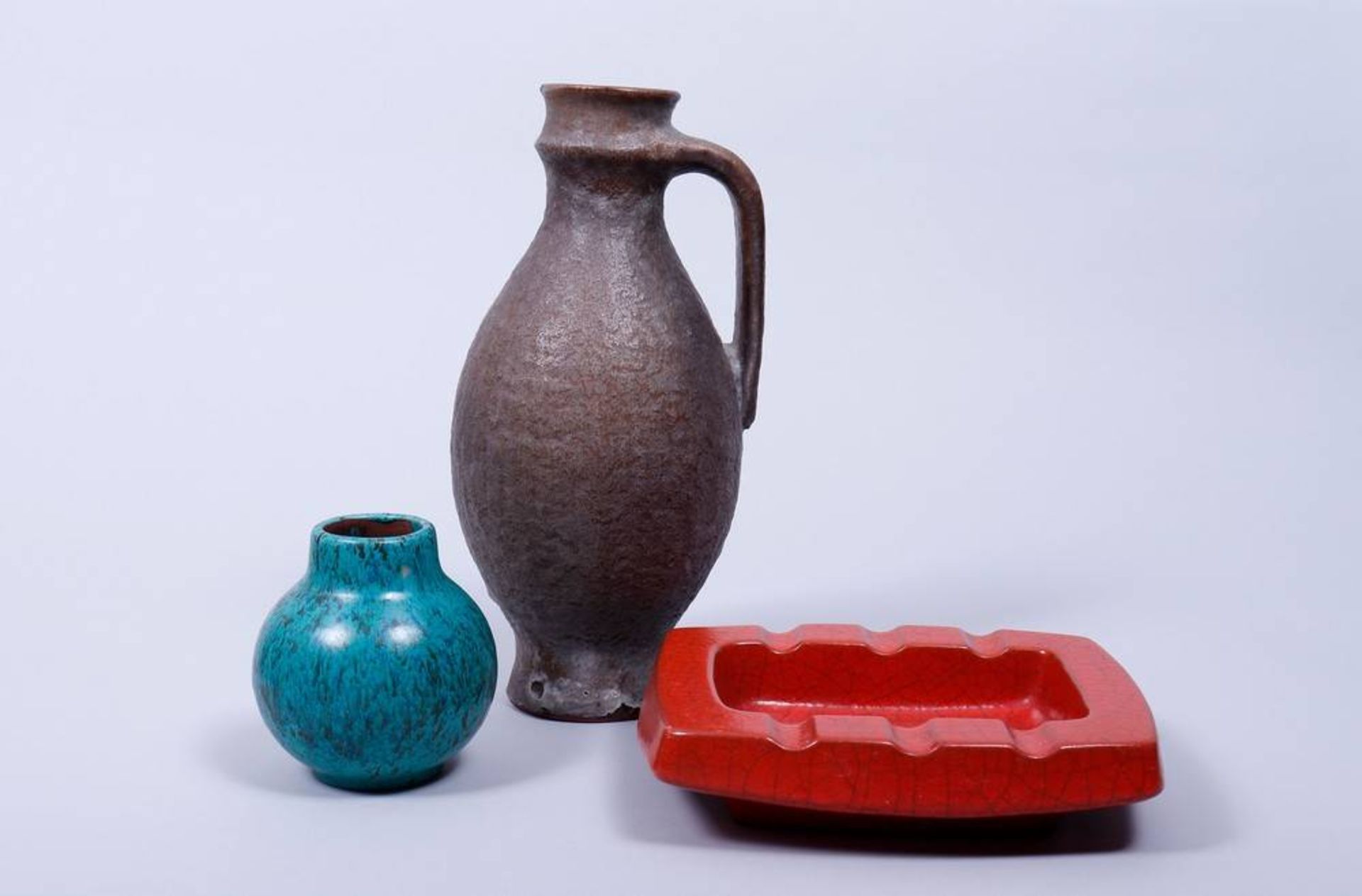 Kleines Konvolut Keramik, Karlsruher Majolika, um 1960 bestehend aus 1 Krug und 1 Vase, Entwurf
