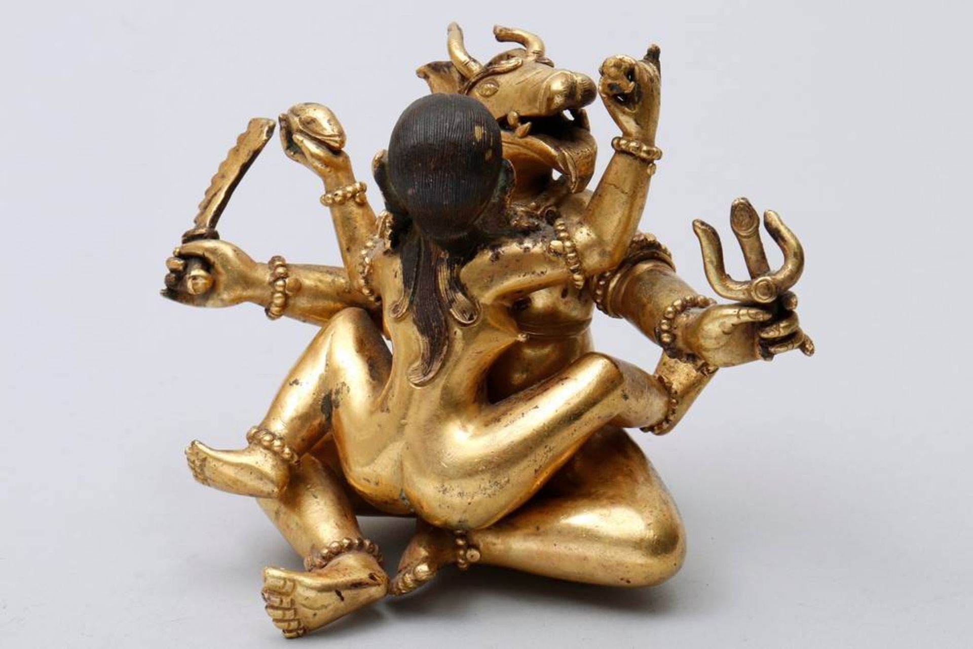 Buddhistische Gottheit Nepal/Tibet, 18./19.Jh., wohl Yama Dharmaraja mit Chamundi, in sitzender - Bild 2 aus 10