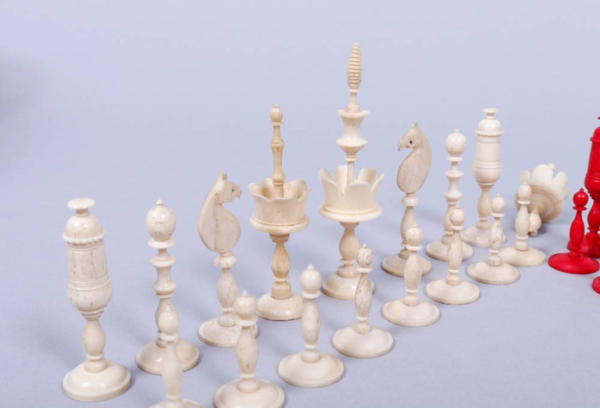Schachfiguren, wohl Nürnberg, 19.Jh. Einkorbsatz, Elfenbein, partiell rot gefärbt, H 3,5-9,5cm, 1 - Bild 3 aus 3