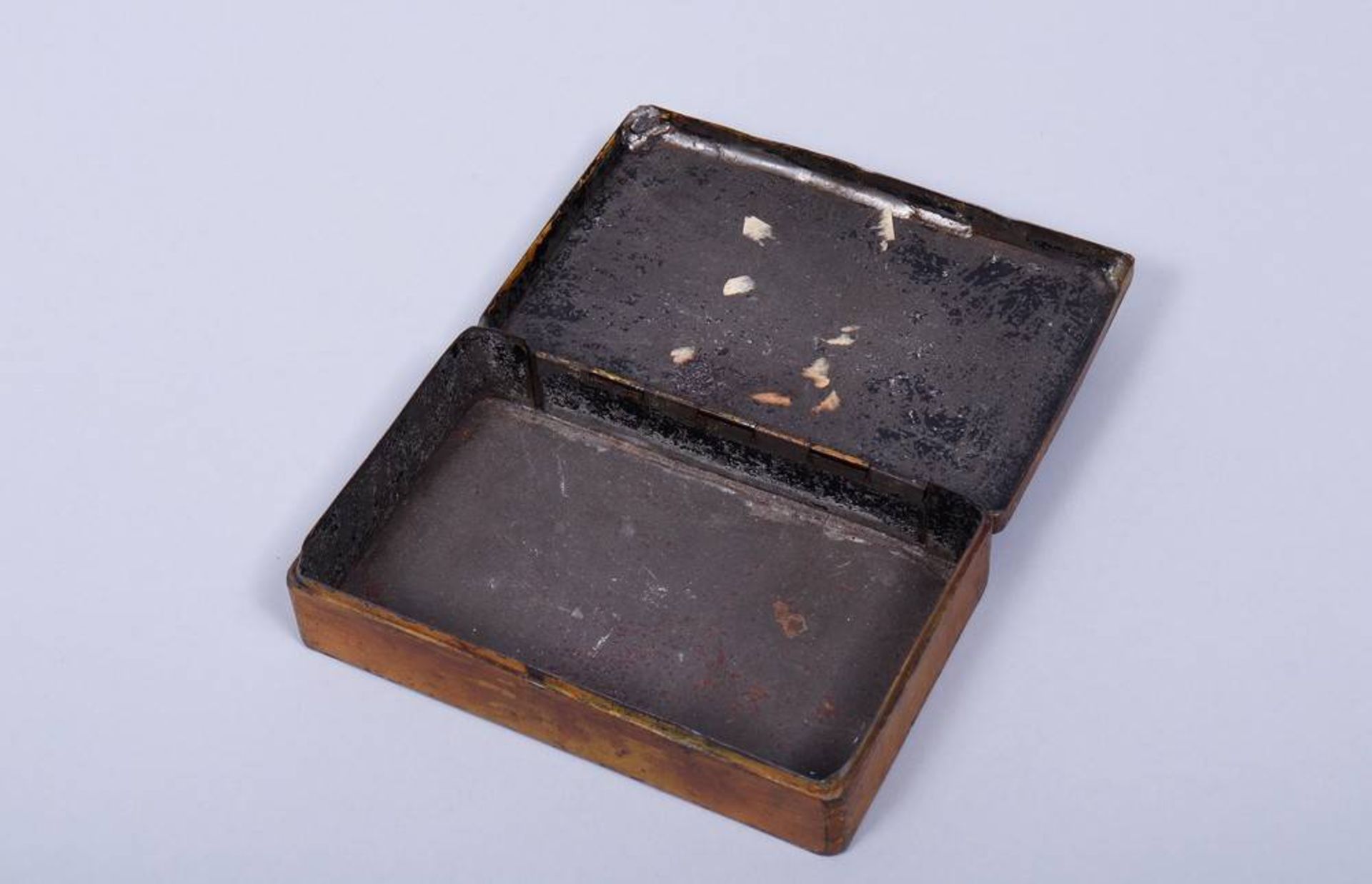 Kleine Lackdose, deutsch, 1. Hälfte 19.Jh. Rechteckform mit scharniertem Deckel, auf dem Deckel - Bild 3 aus 5