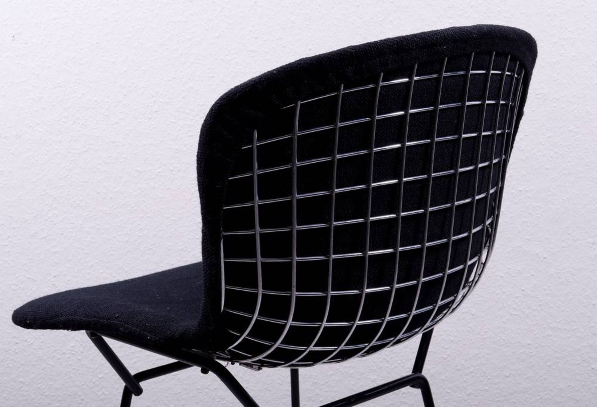 2 Barstühle Entwurf Harry Bertoia, Ausführung wohl Knoll, 20.Jh., schwarz eloxiertes Metallgestell - Bild 2 aus 2