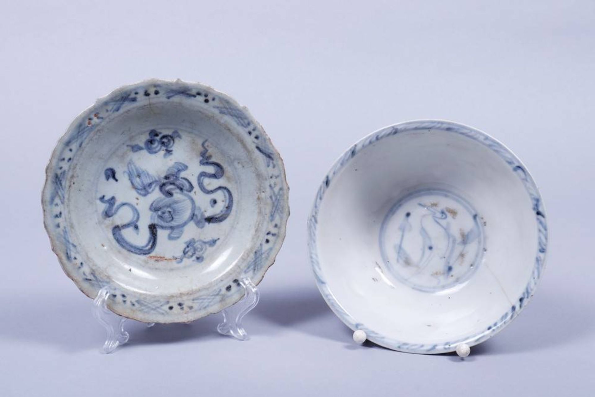 Teller und Schale China, Ming-Zeit (1368-1644) sog. Minyao-Ware, stilisierter Floral-, Ornament- und - Bild 2 aus 3