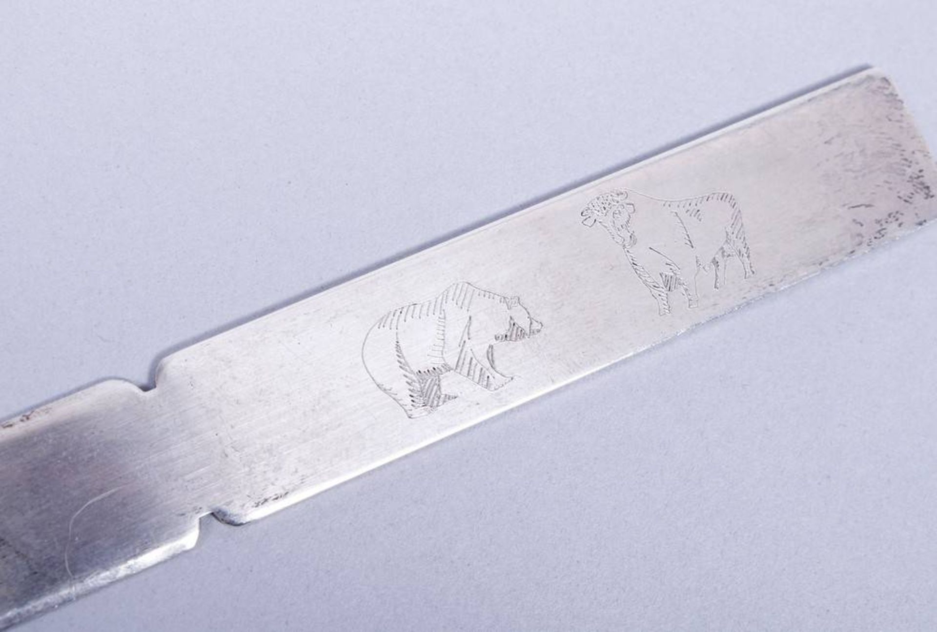 Brieföffner, 925er Silber, Birmingham, 1992 gravierter Bär- und Bisondekor, 45,6g, L. 20,5cm, - Bild 2 aus 3