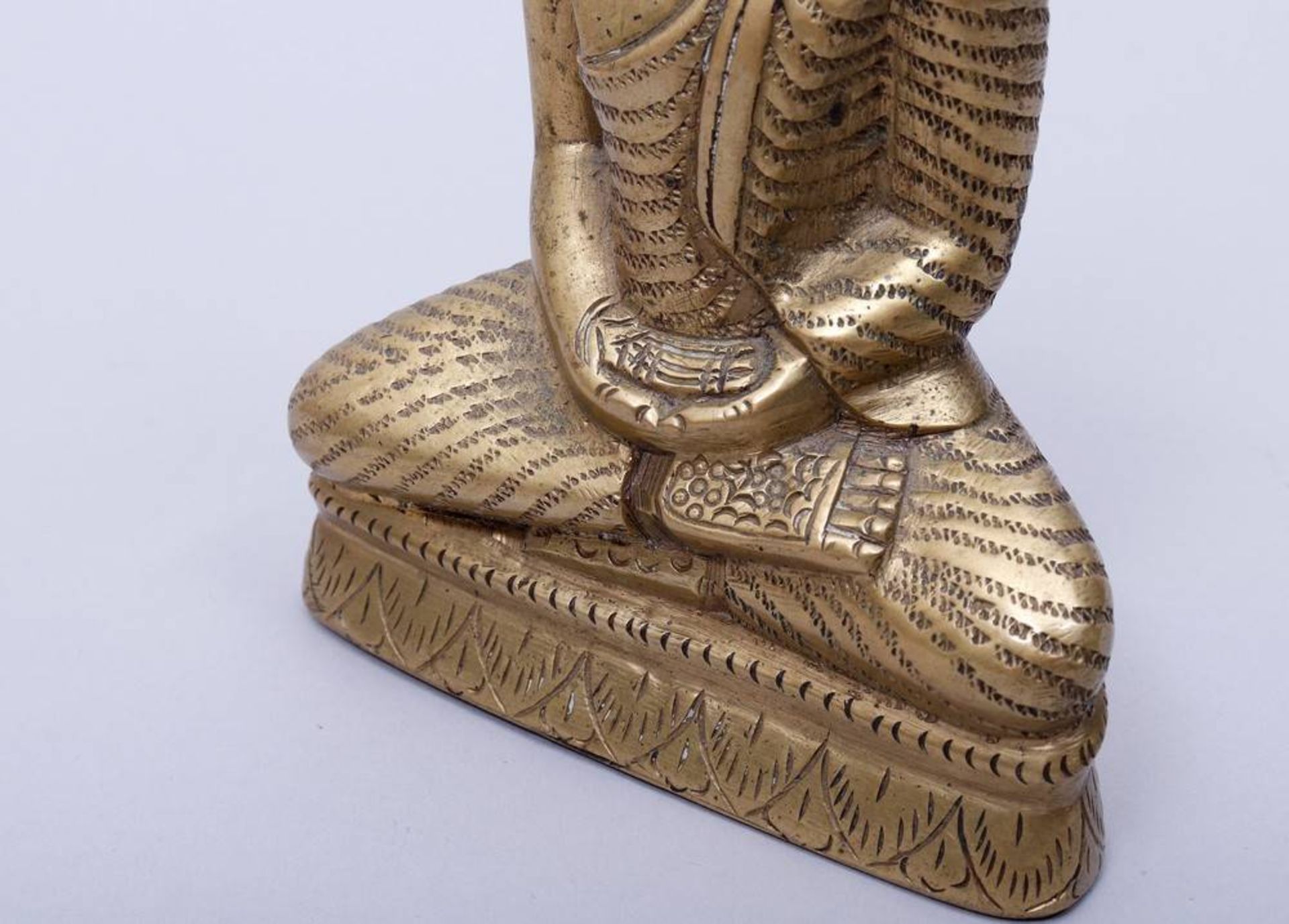 Buddha Shakyamuni, wohl Sri Lanka auf Lotosthron, sitzender Buddha, die Hände im Dhyanamudra - Bild 4 aus 4