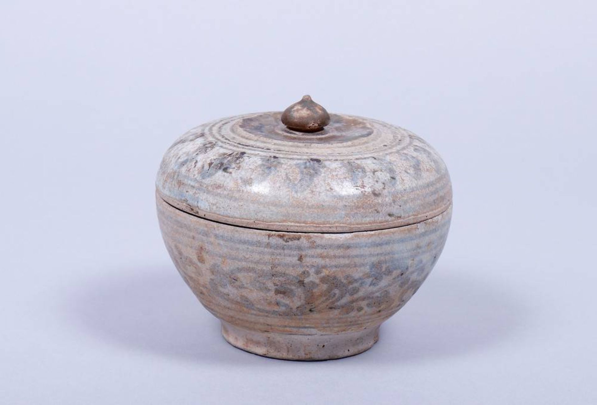 Deckeldose, China, Ming-Zeit (1368-1644) sog. Minyao-Ware, hochgebauchter Korpus mit
