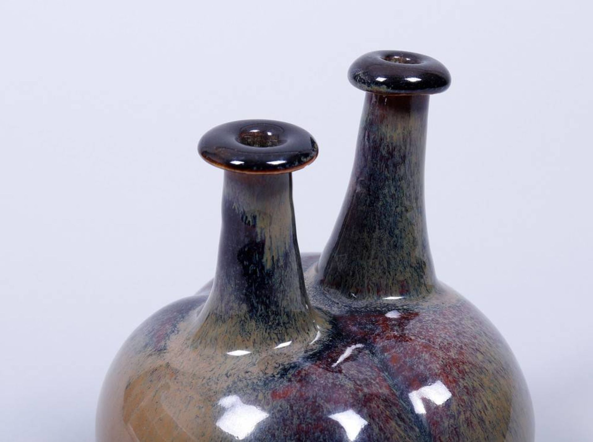 Kleine Vase, Kandern Kugelform mit Doppelhals, Keramik, rot/blau/braune Laufglasur, im Boden - Image 2 of 3