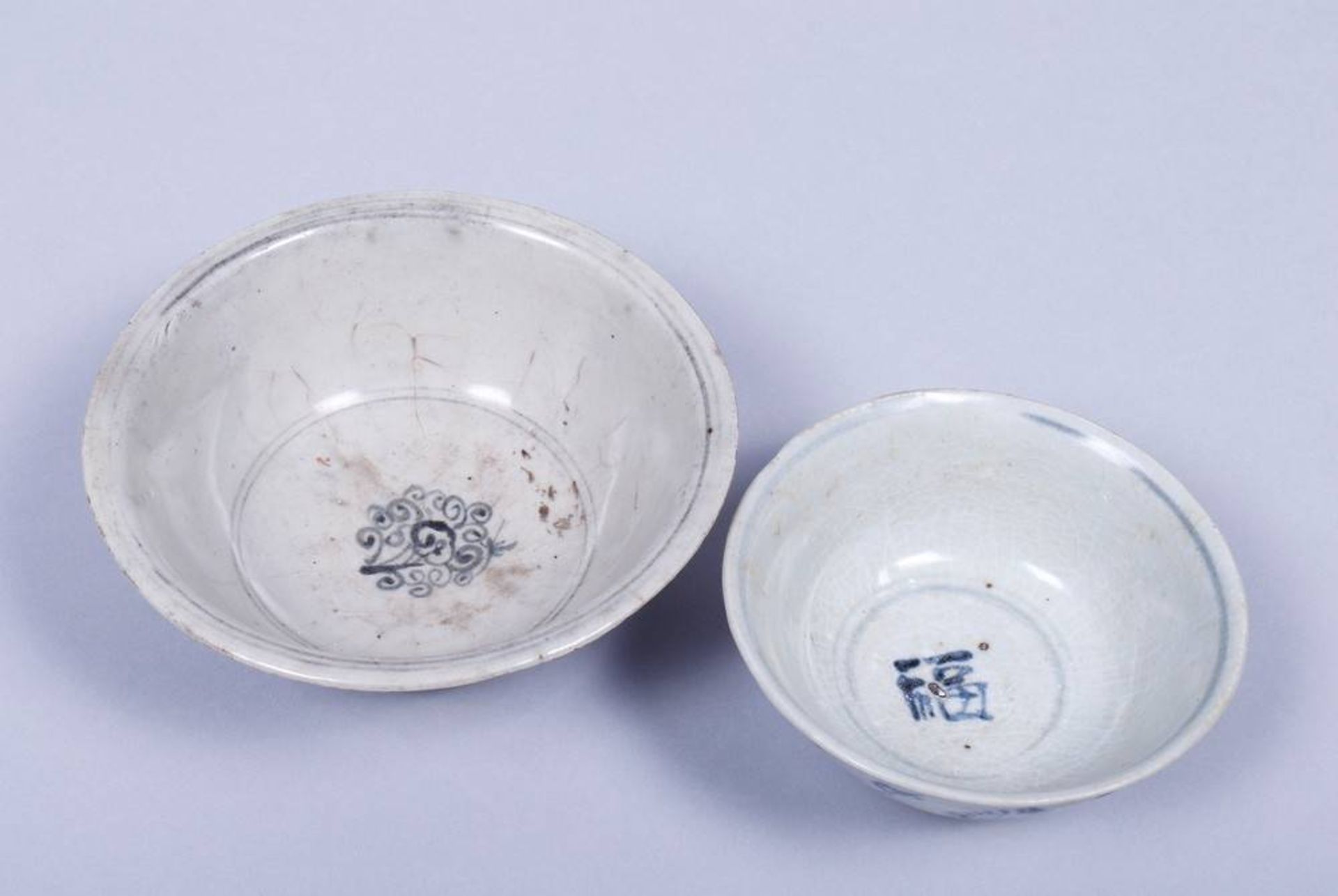 2 kleine Schalen, China, Ming-Zeit (1368-1644) sog. Minyao-Ware, stilisierter Floral- und - Bild 2 aus 3