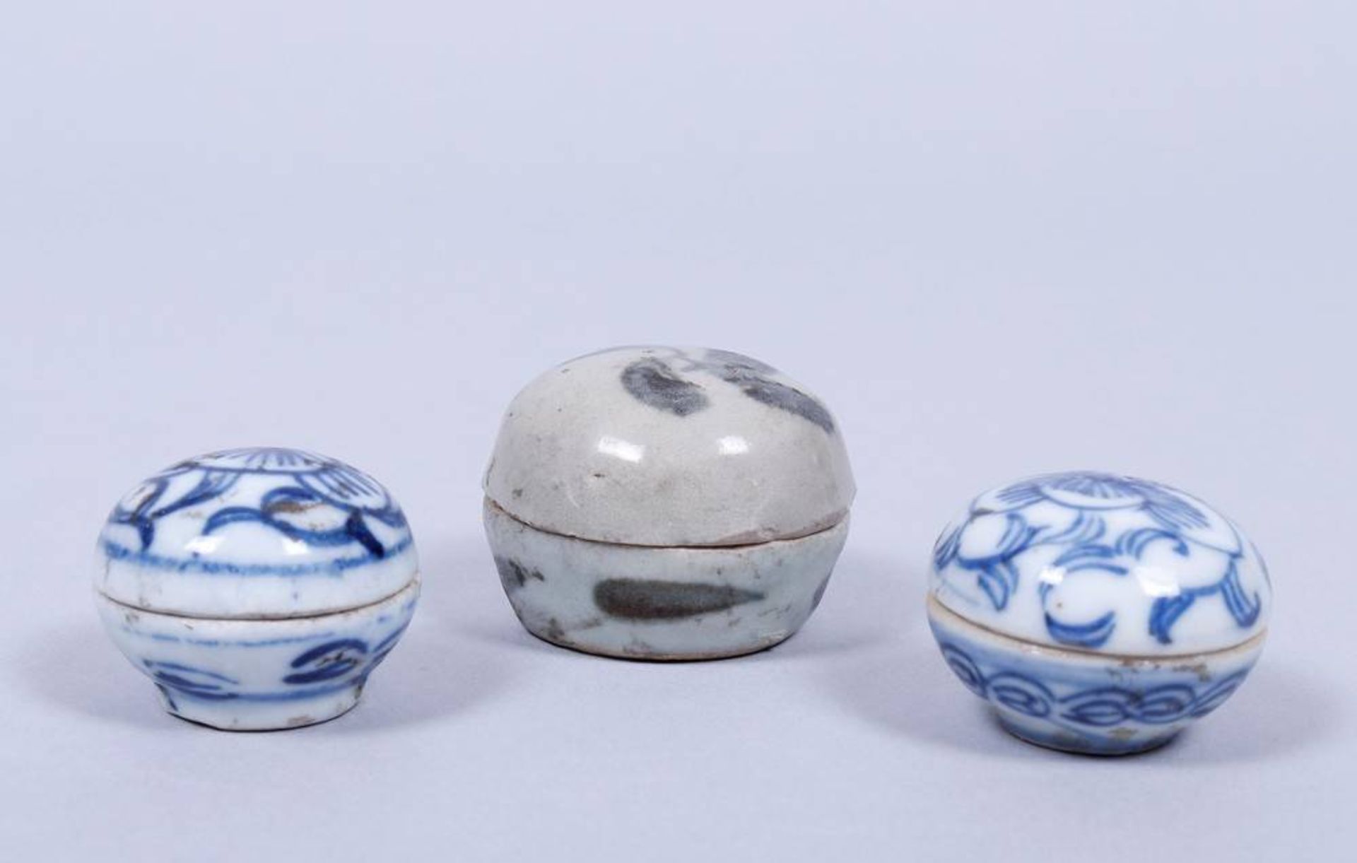 3 kl. Puderdosen, China 1x Ming-Zeit, 2x Qing-Zeit, unterglasurblaue Malerei, Keramik, D 3,5-4, - Bild 2 aus 3