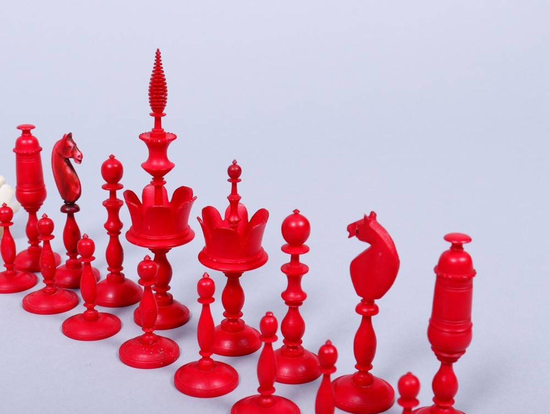 Schachfiguren, wohl Nürnberg, 19.Jh. Einkorbsatz, Elfenbein, partiell rot gefärbt, H 3,5-9,5cm, 1 - Bild 2 aus 3