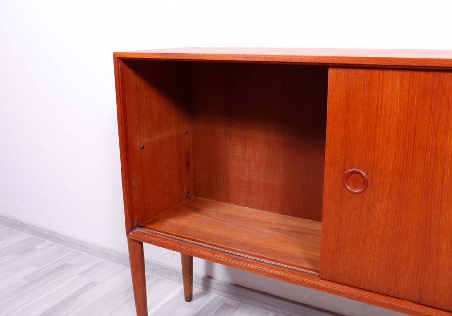 Sideboard wohl Bornhold, um 1960, rechteckiger Korpus auf 4 Spitzbeinen, in der Front 1 Schiebetür - Bild 3 aus 3