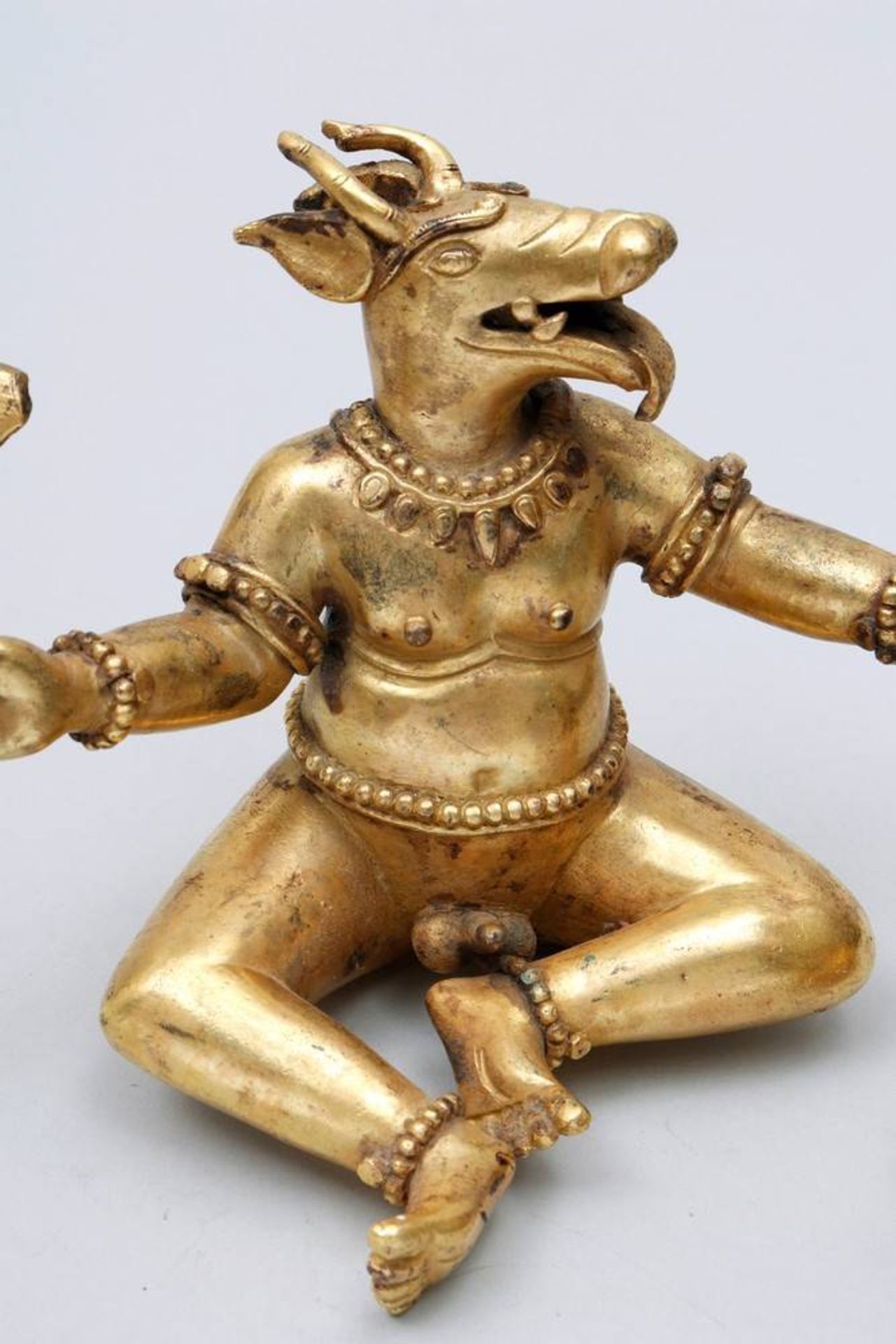 Buddhistische Gottheit Nepal/Tibet, 18./19.Jh., wohl Yama Dharmaraja mit Chamundi, in sitzender - Bild 6 aus 10