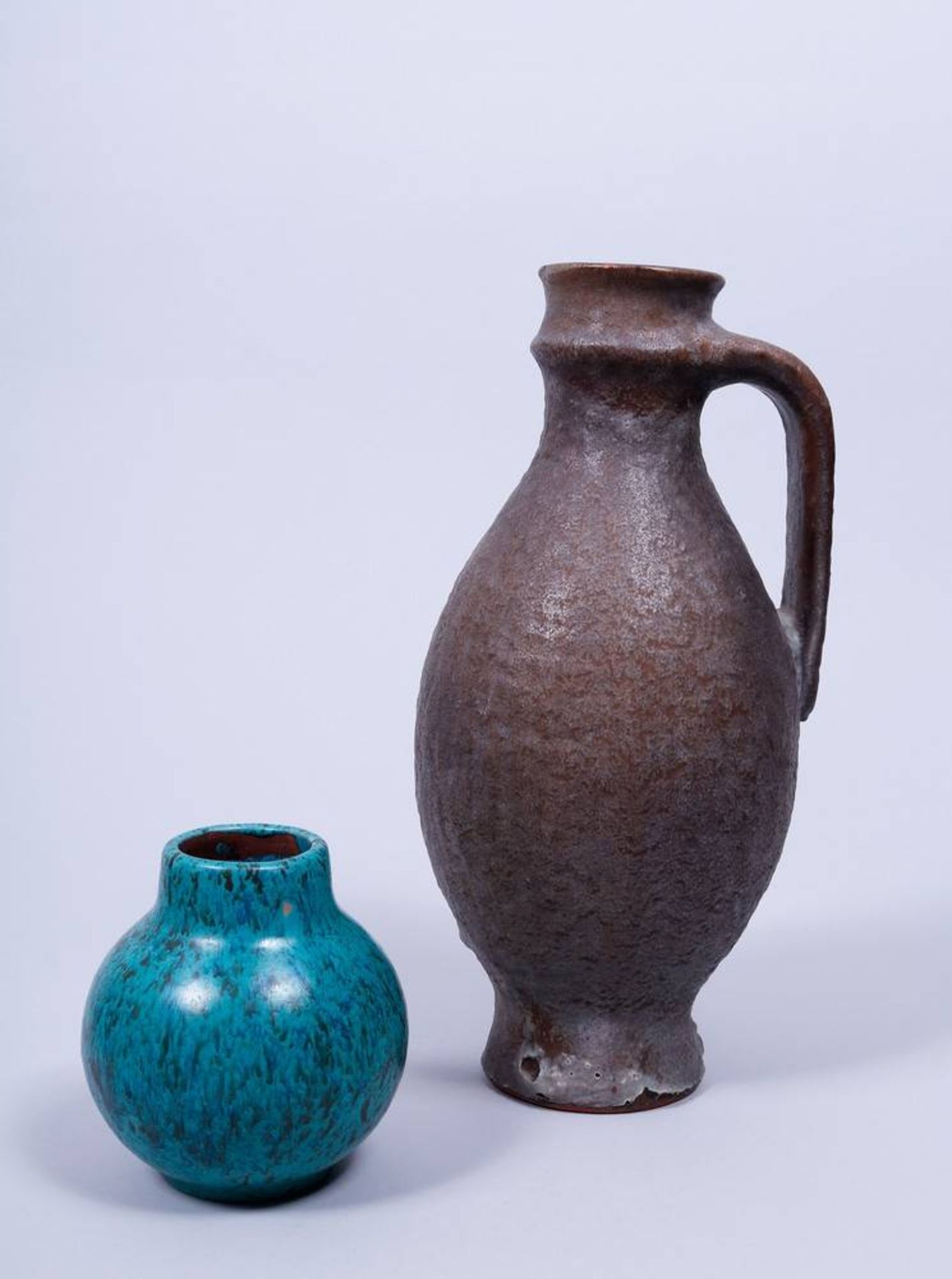 Kleines Konvolut Keramik, Karlsruher Majolika, um 1960 bestehend aus 1 Krug und 1 Vase, Entwurf - Image 3 of 6