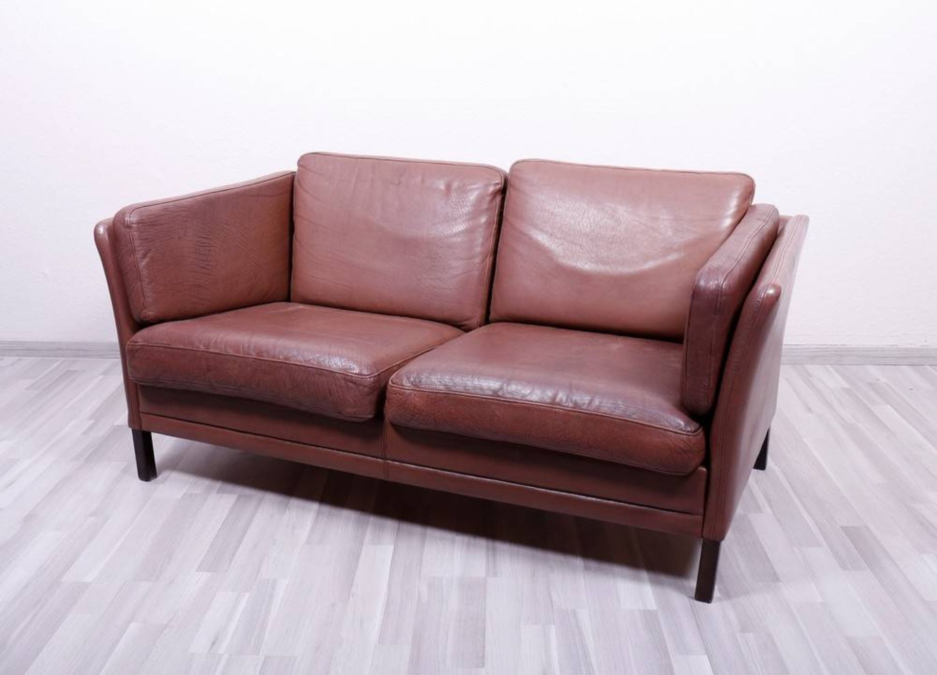 2-Sitzer Sofa Dänemark, um 1970, braune Lederpolster, lose Sitzkissen, HxBxT 74x148x80cm,