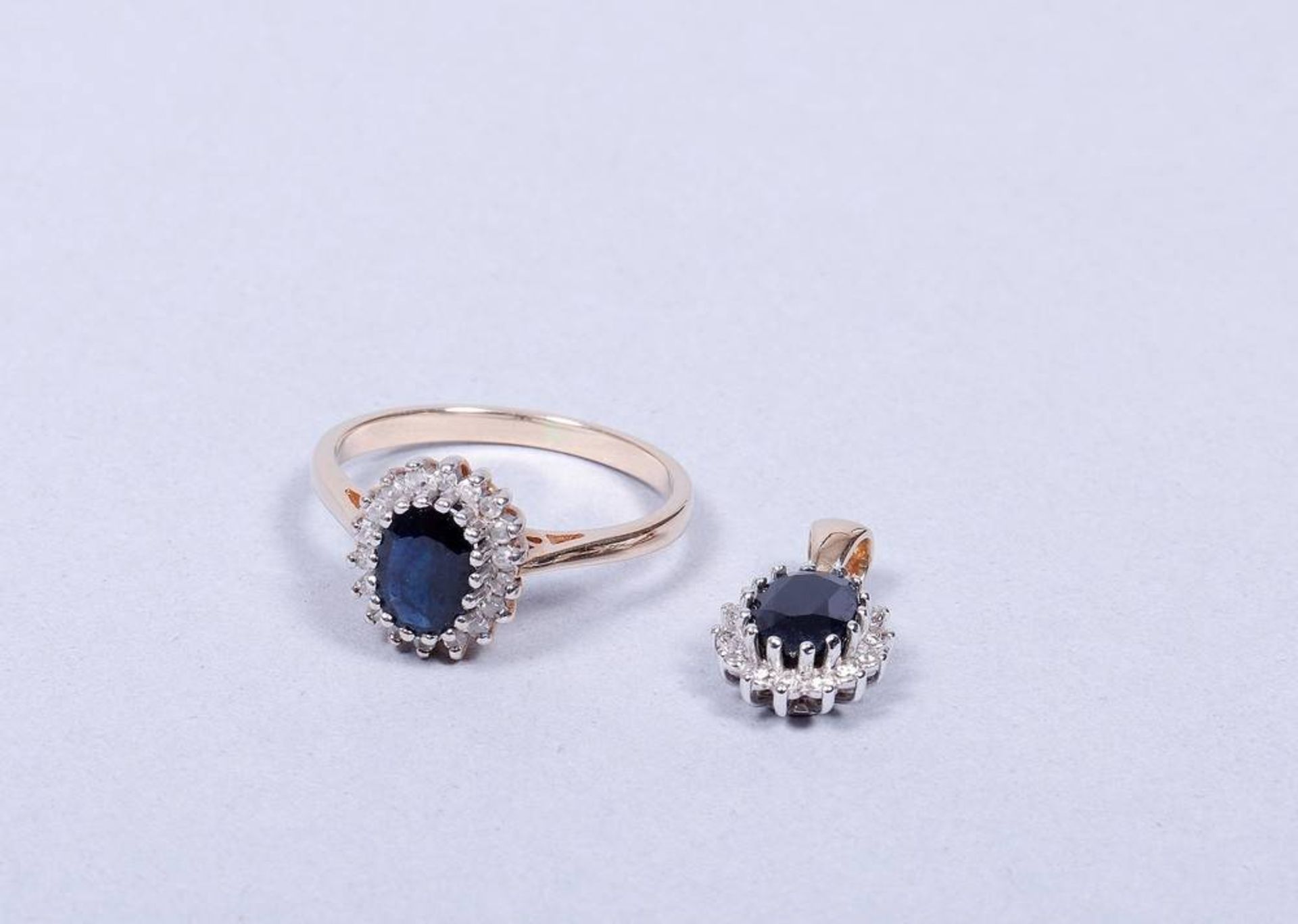 Ring und Anhänger, 585er GG zentrale Saphire in schwarz/blauer Farbe mit Brillanten und 8/8