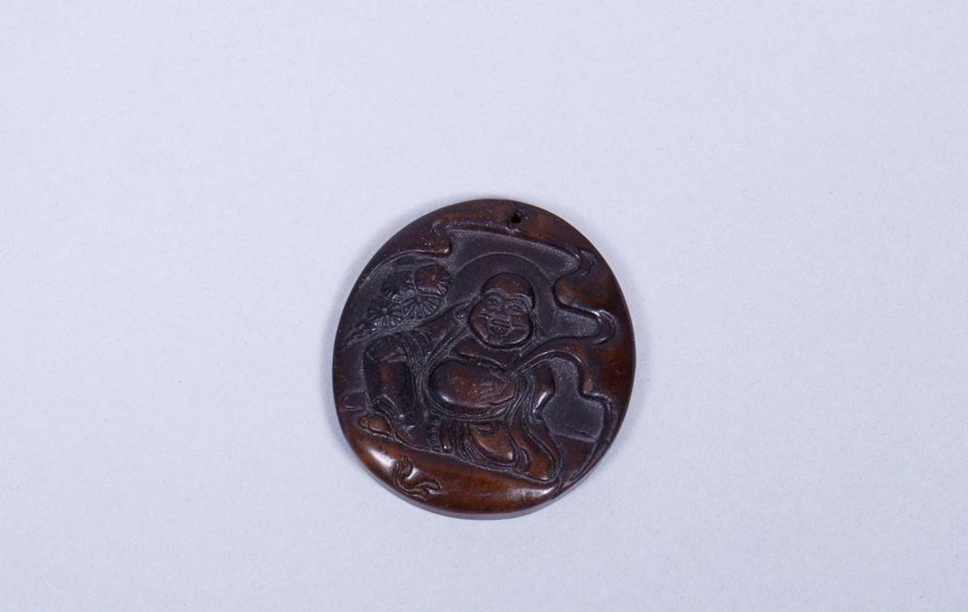 Kleines Amulett, China, Qing-Zeit feingeschnittene Darstellung des Budai mit Blütenstrauch, braune