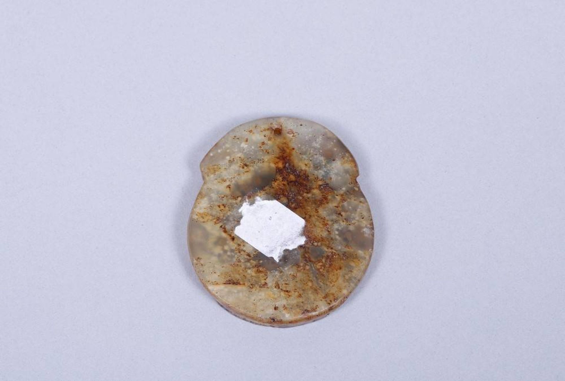 Kleines Amulett, China, Qing-Zeit stehender Qilin vor Wolken, umgeben von Mäanderdekor, grün/ - Bild 2 aus 2