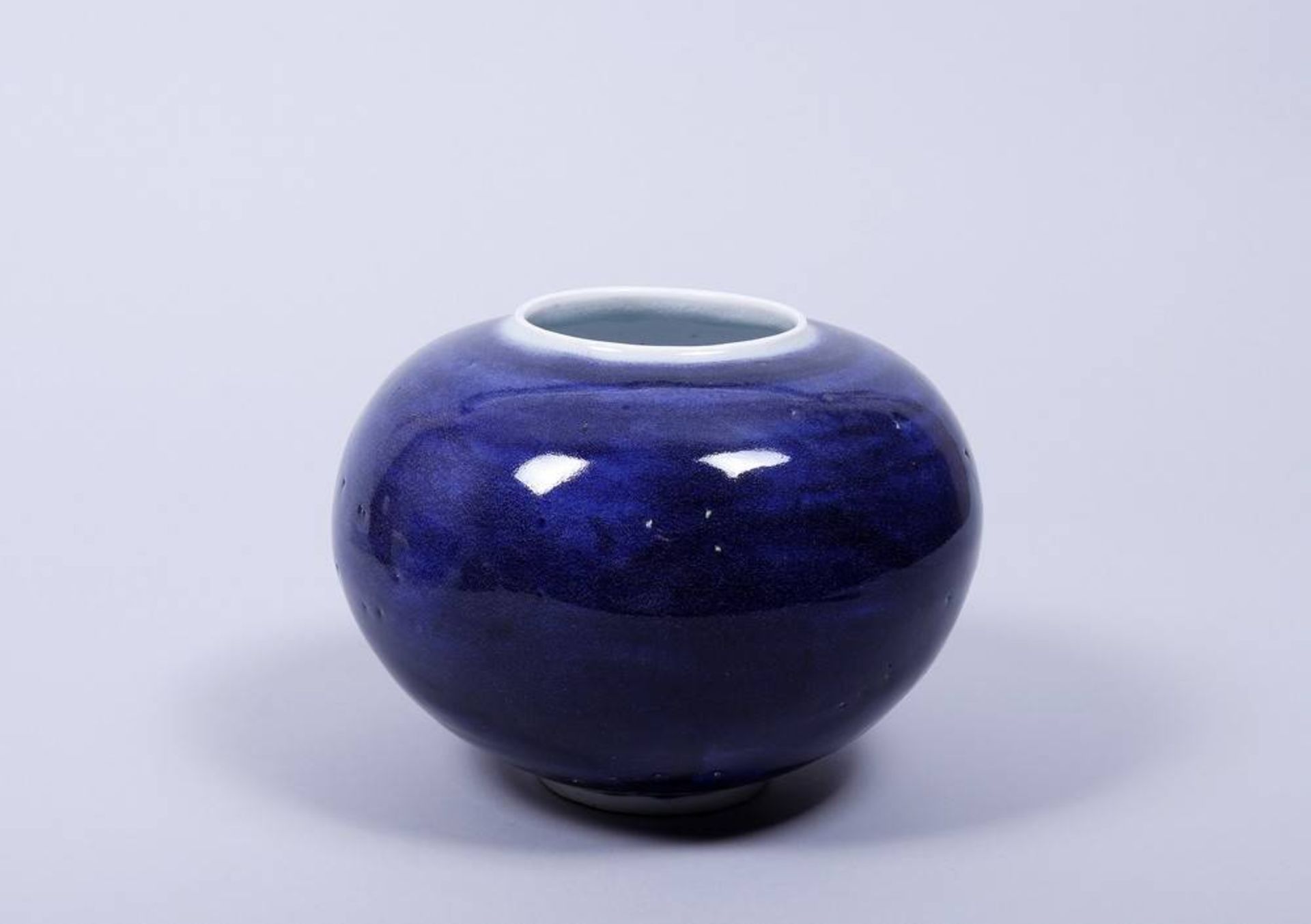 Kugelvase, wohl Japan, 20.Jh. gedrückte Kugelform, blau glasiert, im Boden sign., Keramik, HxD