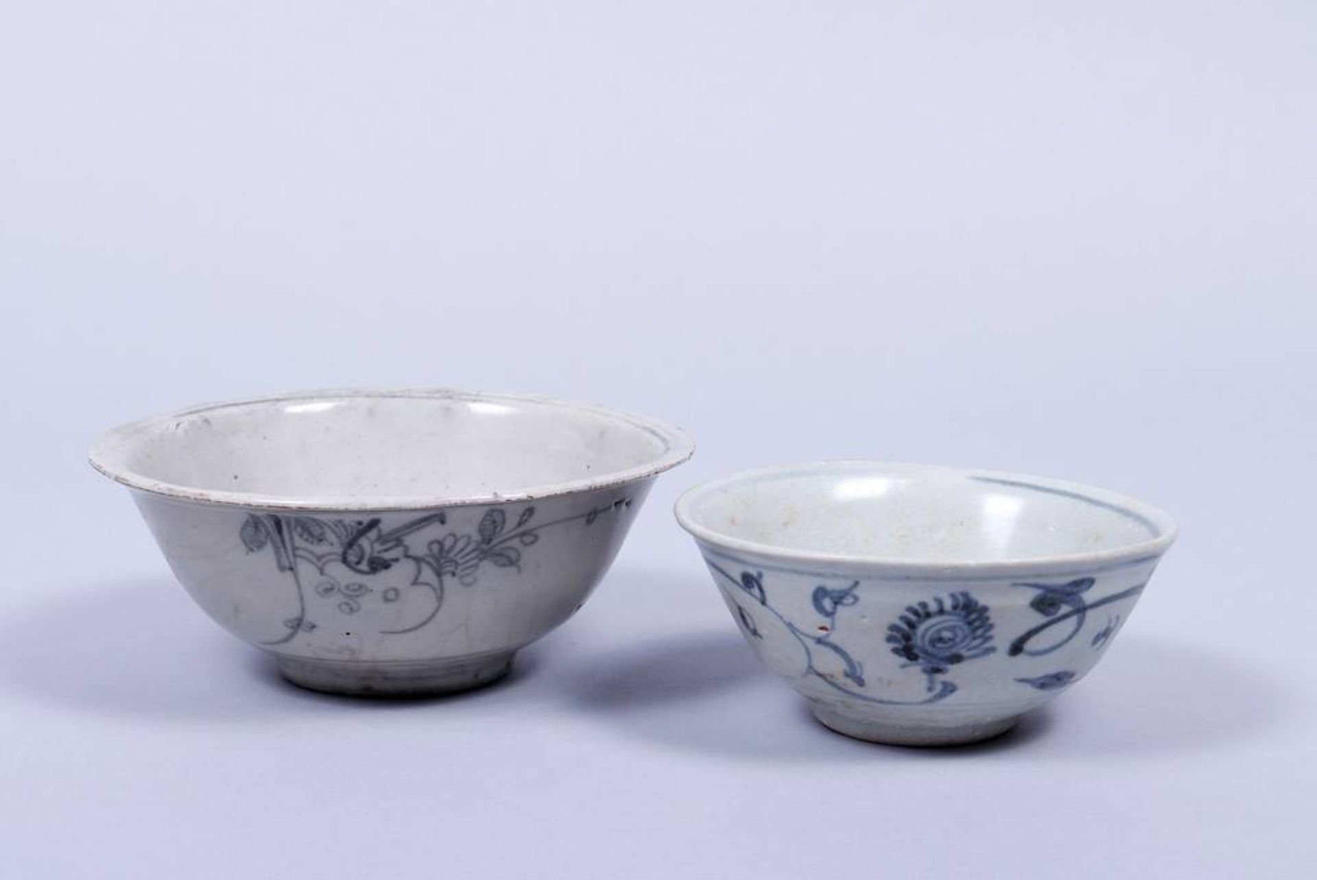 2 kleine Schalen, China, Ming-Zeit (1368-1644) sog. Minyao-Ware, stilisierter Floral- und