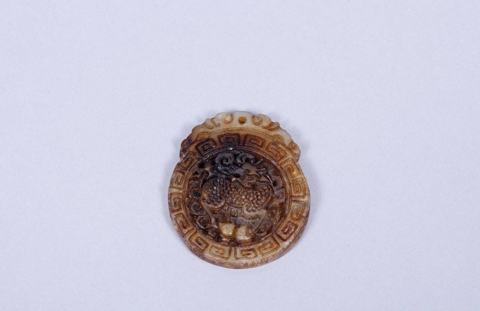 Kleines Amulett, China, Qing-Zeit stehender Qilin vor Wolken, umgeben von Mäanderdekor, grün/