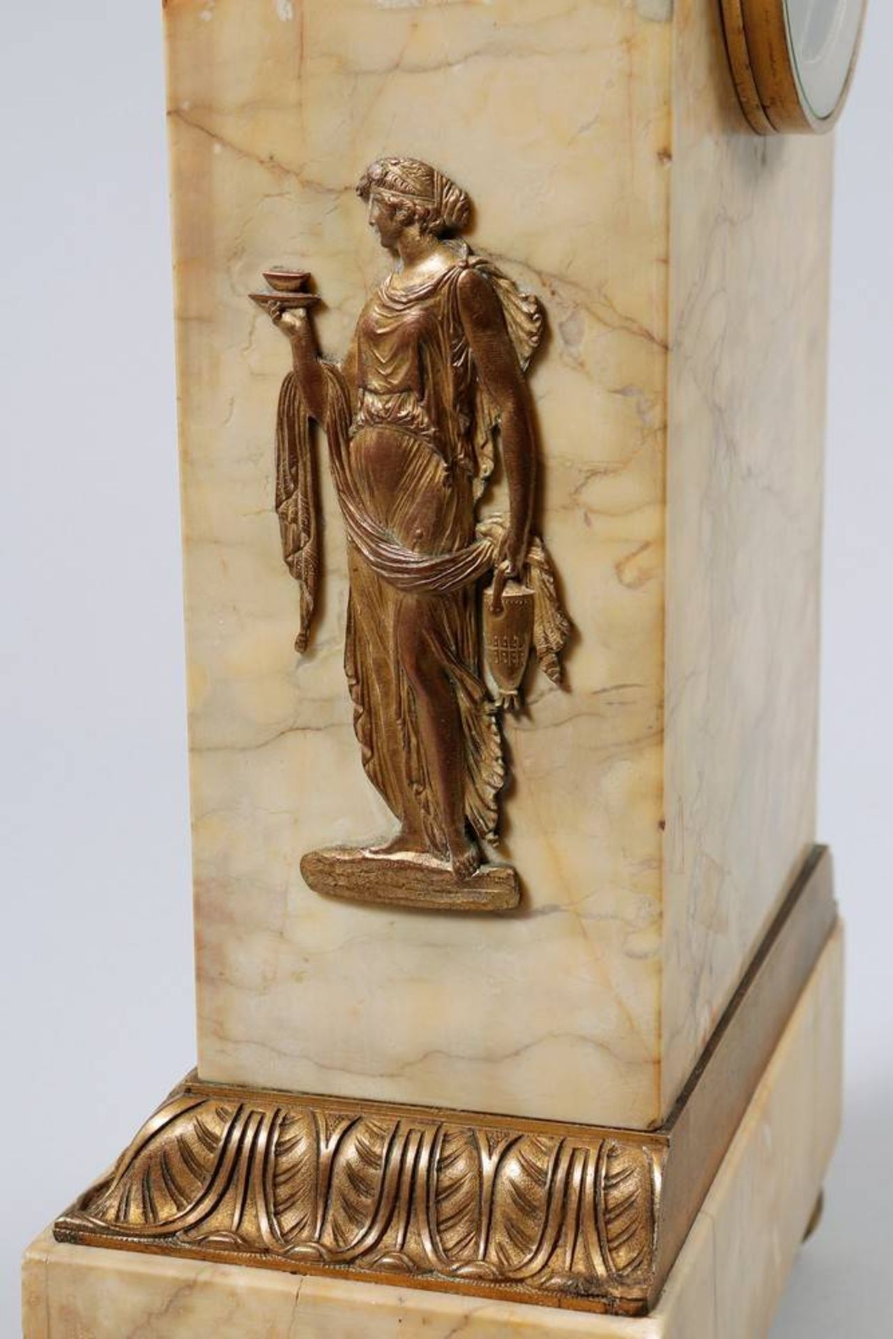 Empire-Pendule wohl Frankreich, 19.Jh., Marmor-Korpus mit Feston- und Figurendekor, - Bild 6 aus 8