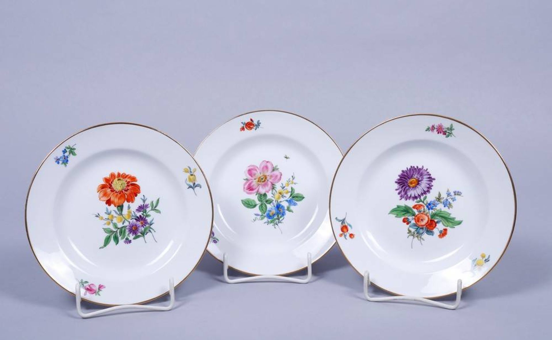 3 kleine Teller, Meissen, Dekor "Deutsche Blume", sog. Pfeifferzeit (1924-34)Porzellan, polychrom