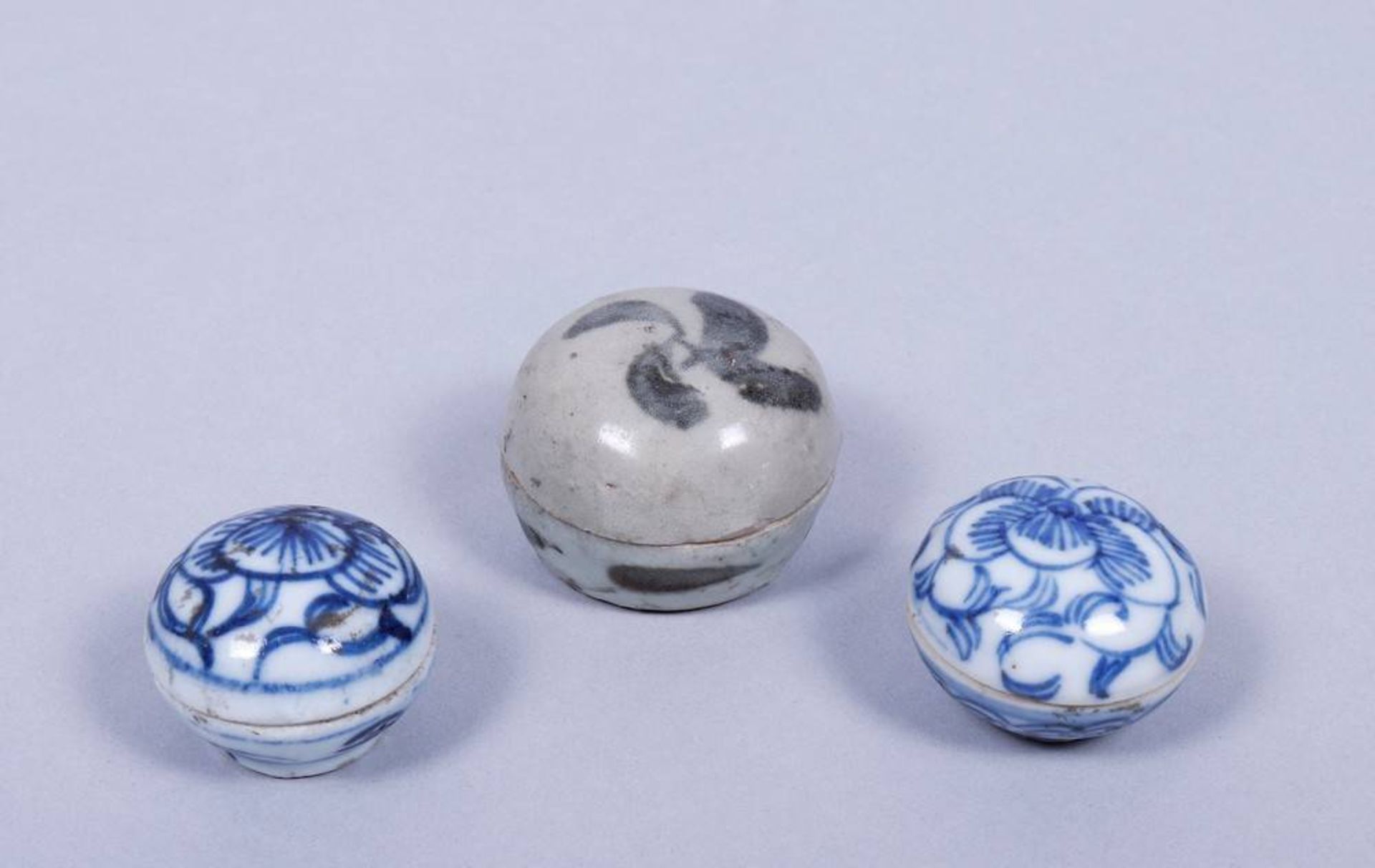 3 kl. Puderdosen, China 1x Ming-Zeit, 2x Qing-Zeit, unterglasurblaue Malerei, Keramik, D 3,5-4,