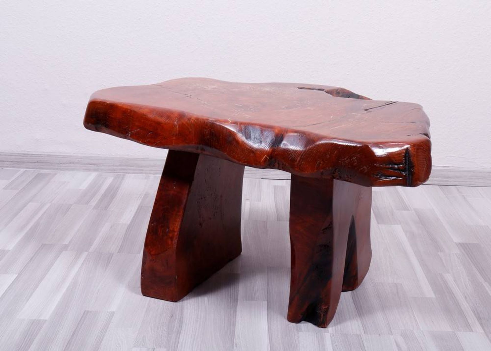 Beistelltisch wohl USA, 20. Jhdt., Redwood, HxBxT ca. 44x78x50cmOccasional Table poss. USA, 20th C., - Bild 3 aus 3