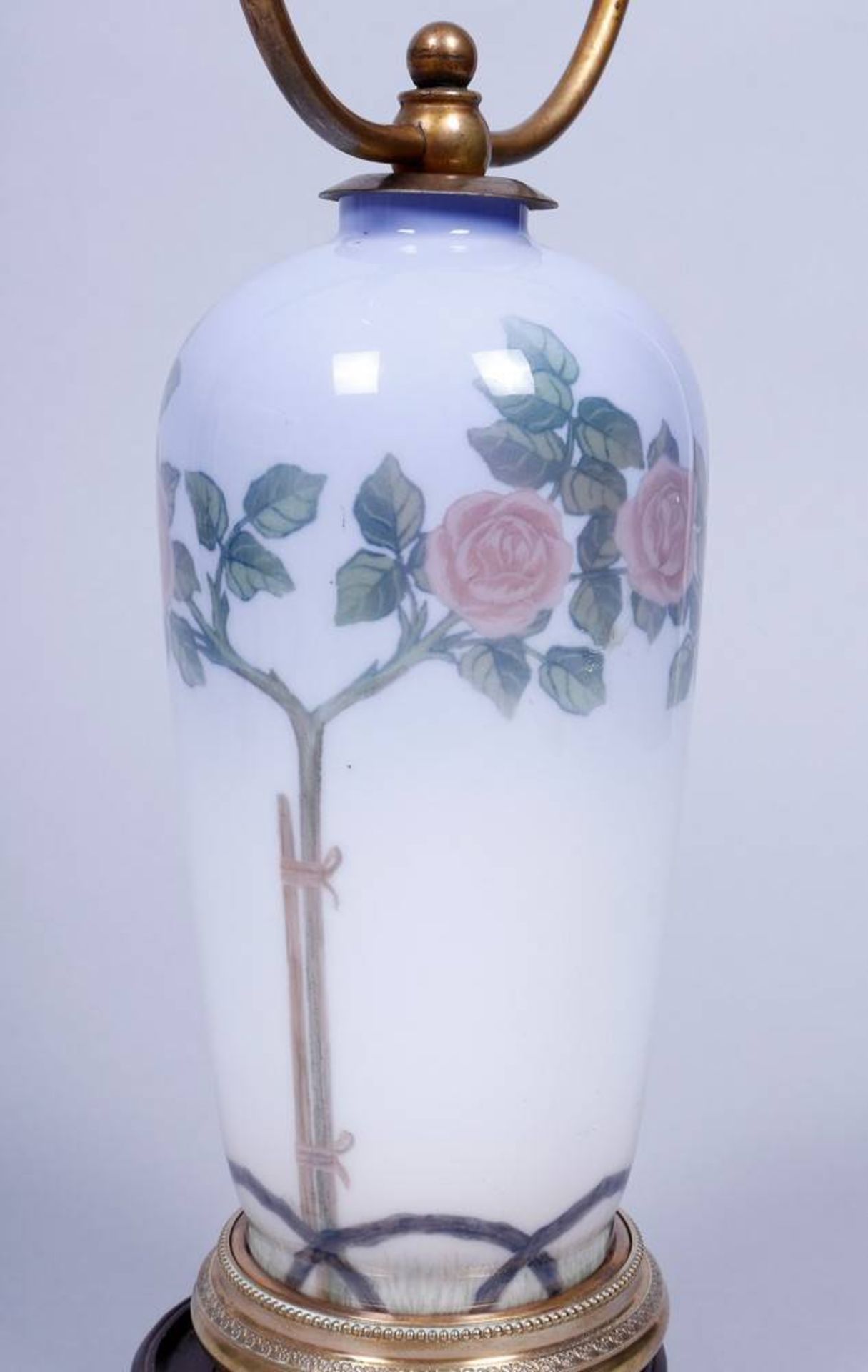 Tischlampe, Royal Kopenhagen, 20.Jh., vasenförmiger Korpus mit Messingfuß, Rosendekor in - Bild 2 aus 3