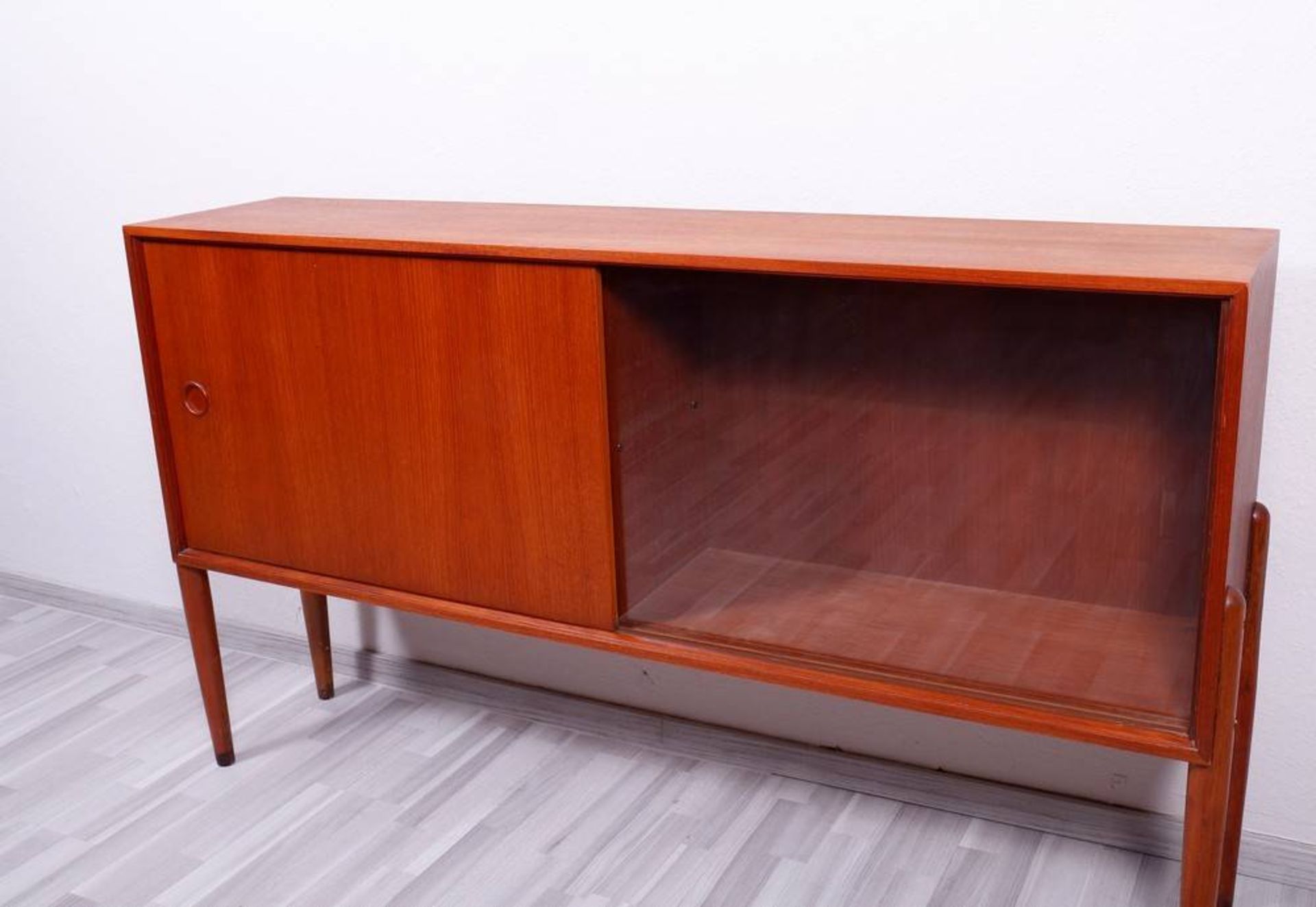 Sideboard wohl Bornhold, um 1960, rechteckiger Korpus auf 4 Spitzbeinen, in der Front 1 Schiebetür - Bild 2 aus 3