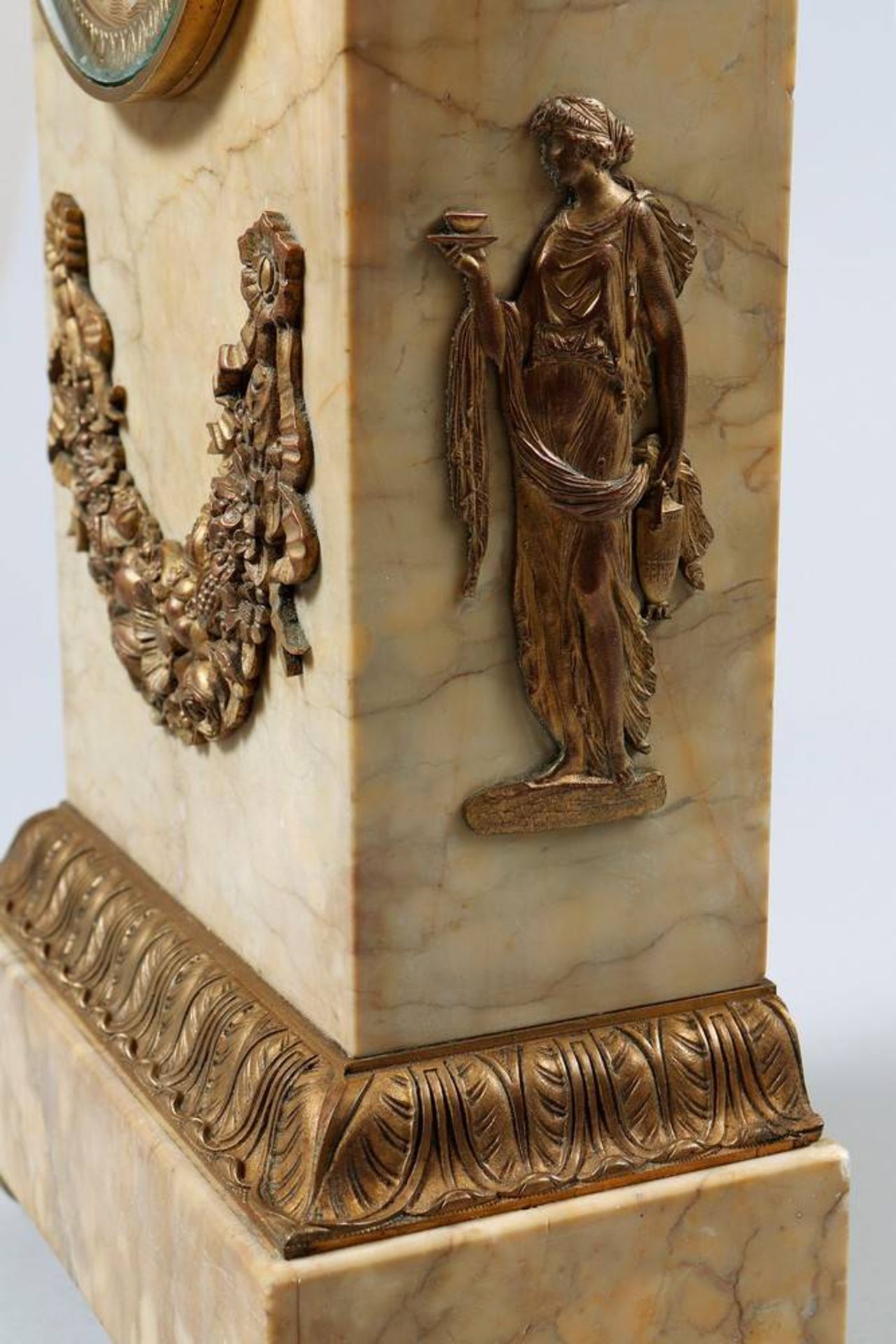 Empire-Pendule wohl Frankreich, 19.Jh., Marmor-Korpus mit Feston- und Figurendekor, - Bild 5 aus 8