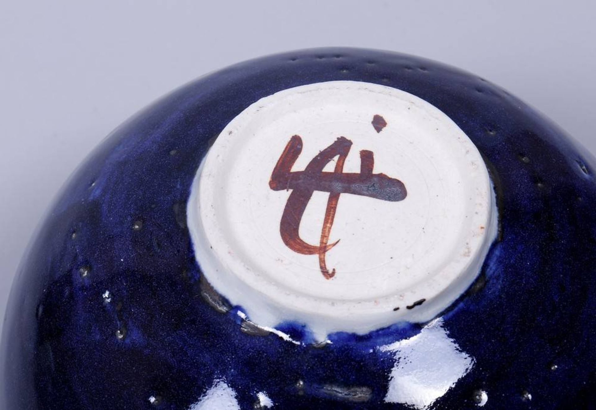 Kugelvase, wohl Japan, 20.Jh. gedrückte Kugelform, blau glasiert, im Boden sign., Keramik, HxD - Bild 3 aus 3